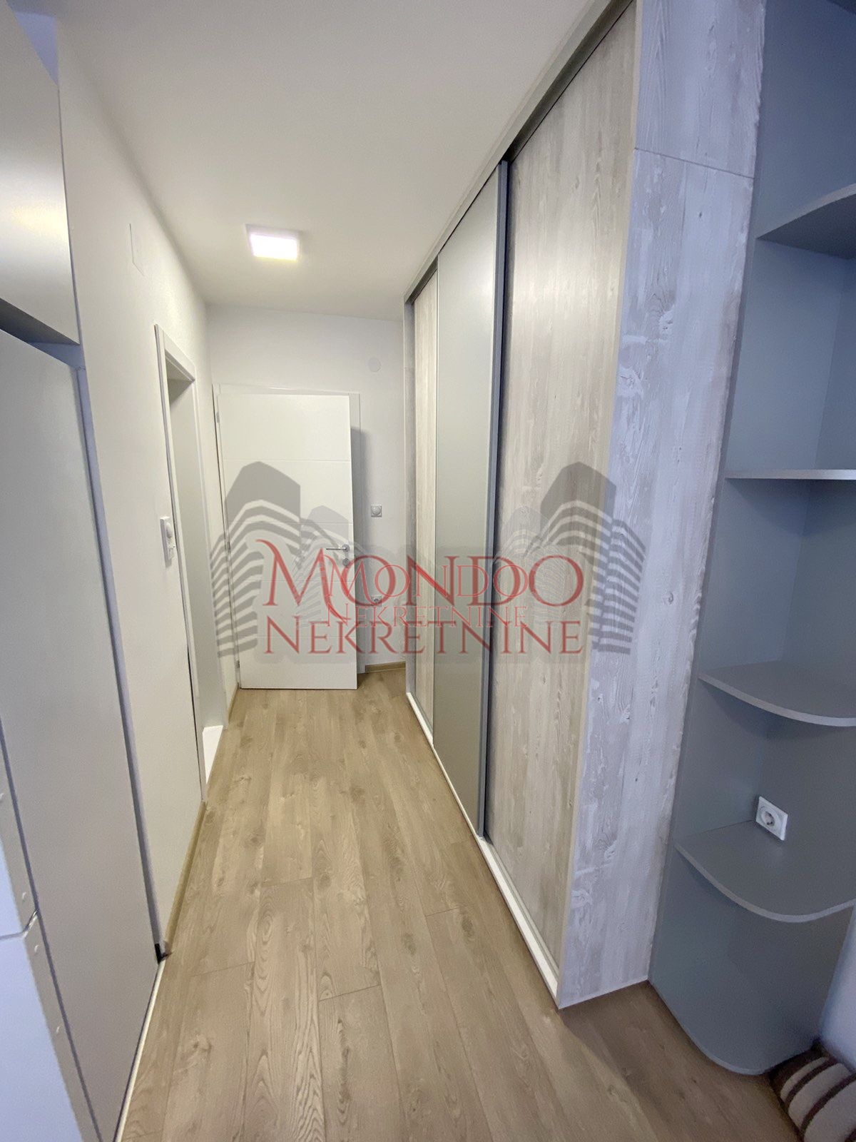 Izdaje se nova garsonjera u privatnoj kuci u Duvanistu, ul. Patrisa Lumumbe