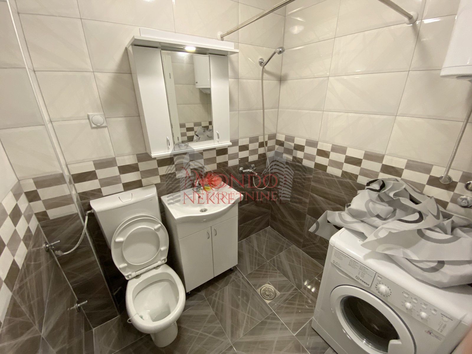 Izdaje se nova garsonjera u privatnoj kuci u Duvanistu, ul. Patrisa Lumumbe