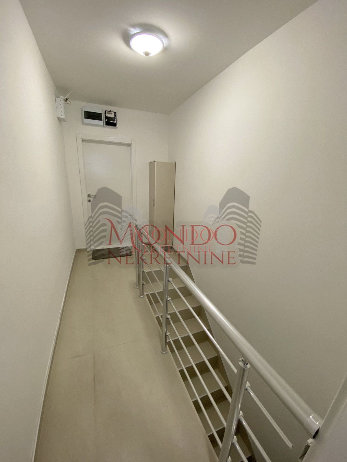 Izdaje se nova garsonjera u privatnoj kuci u Duvanistu, ul. Patrisa Lumumbe