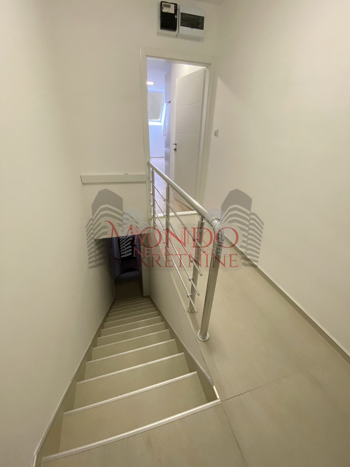 Izdaje se nova garsonjera u privatnoj kuci u Duvanistu, ul. Patrisa Lumumbe