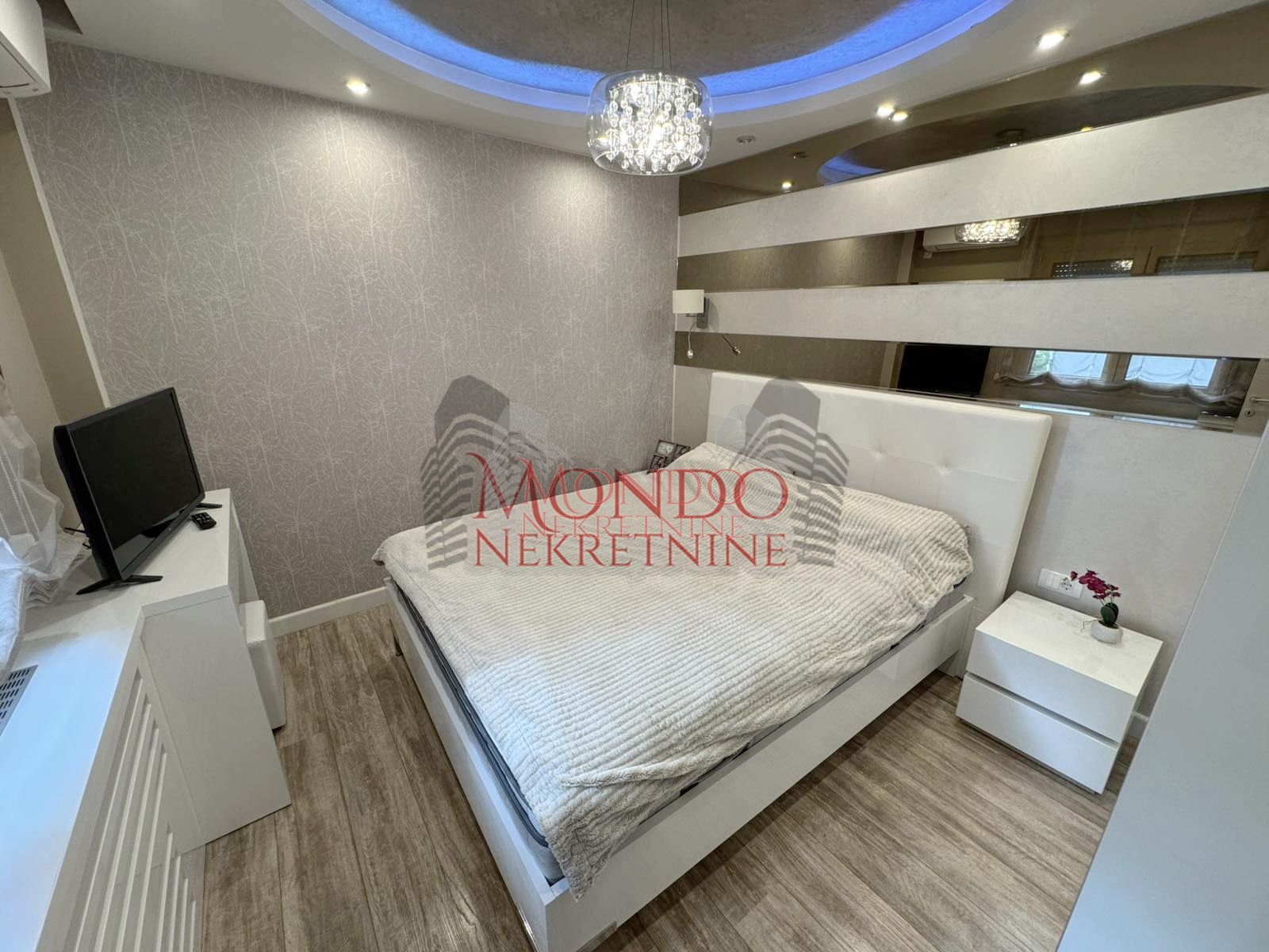 Lux dvoiposoban stan kod Doma Zdravlja, novogradnja, garaza