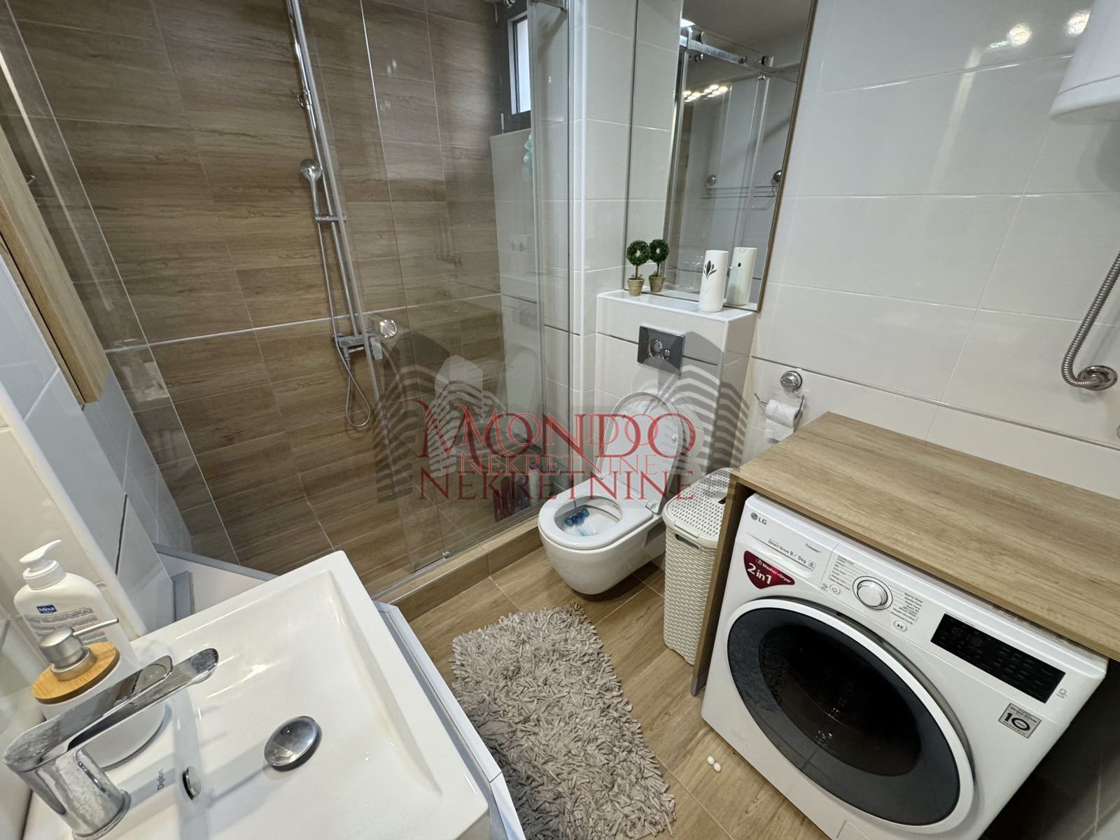 Lux dvoiposoban stan kod Doma Zdravlja, novogradnja, garaza