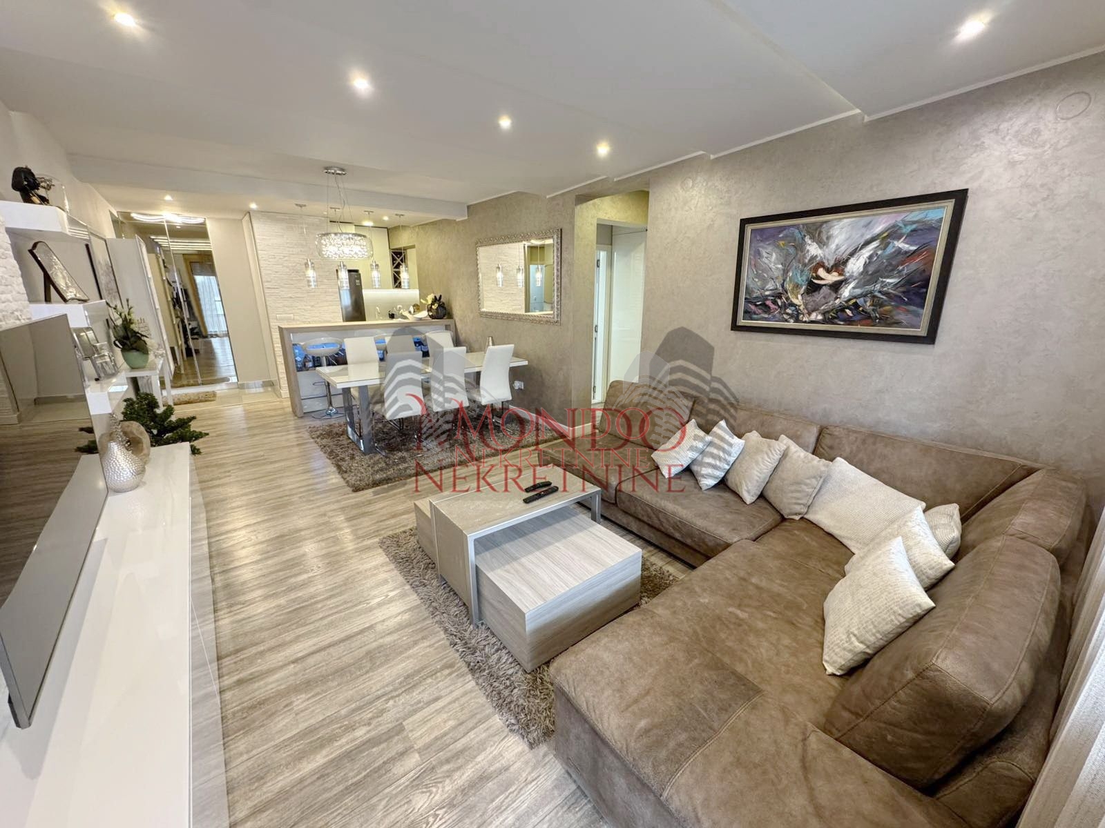 Lux dvoiposoban stan kod Doma Zdravlja, novogradnja, garaza