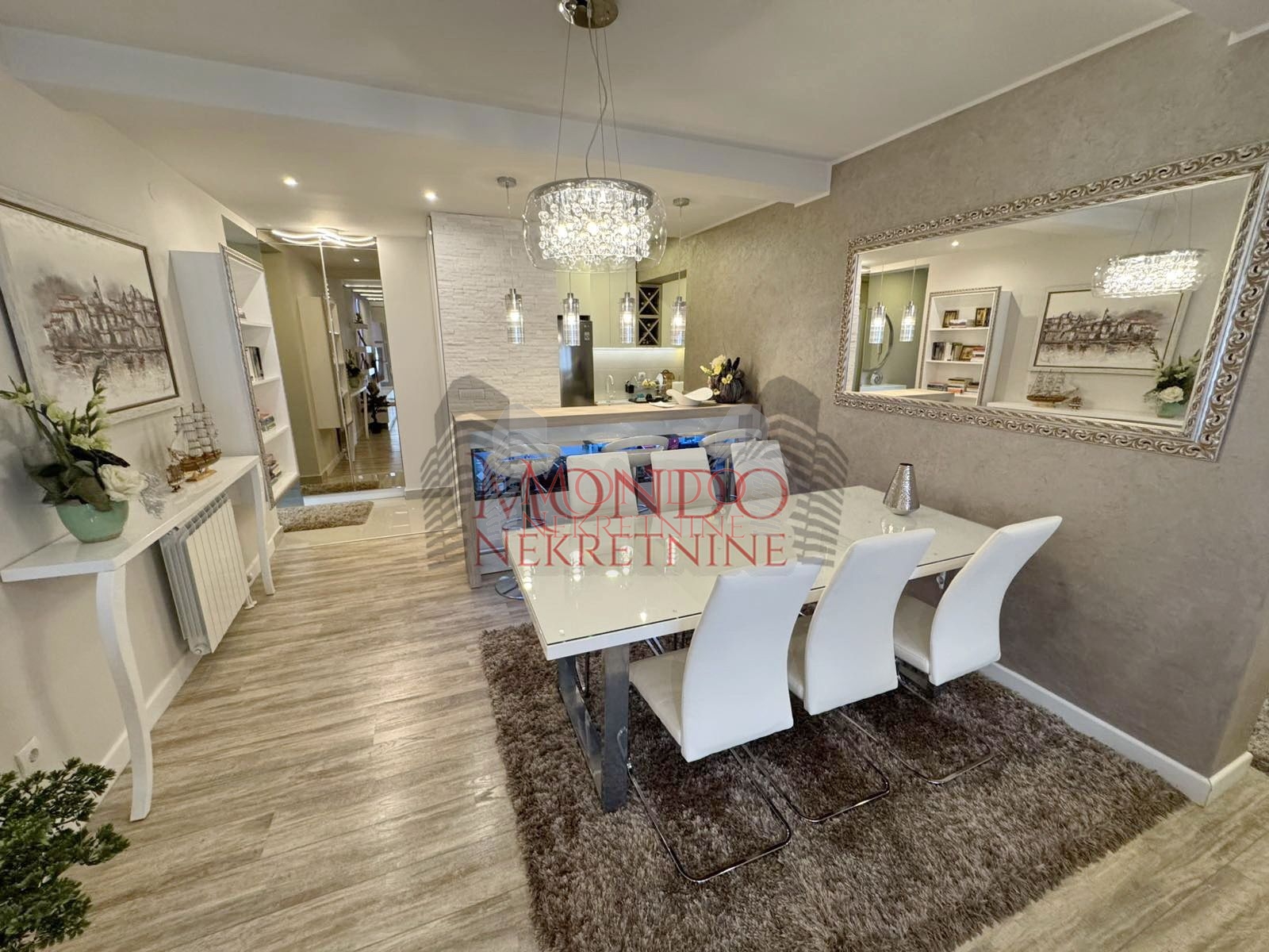 Lux dvoiposoban stan kod Doma Zdravlja, novogradnja, garaza