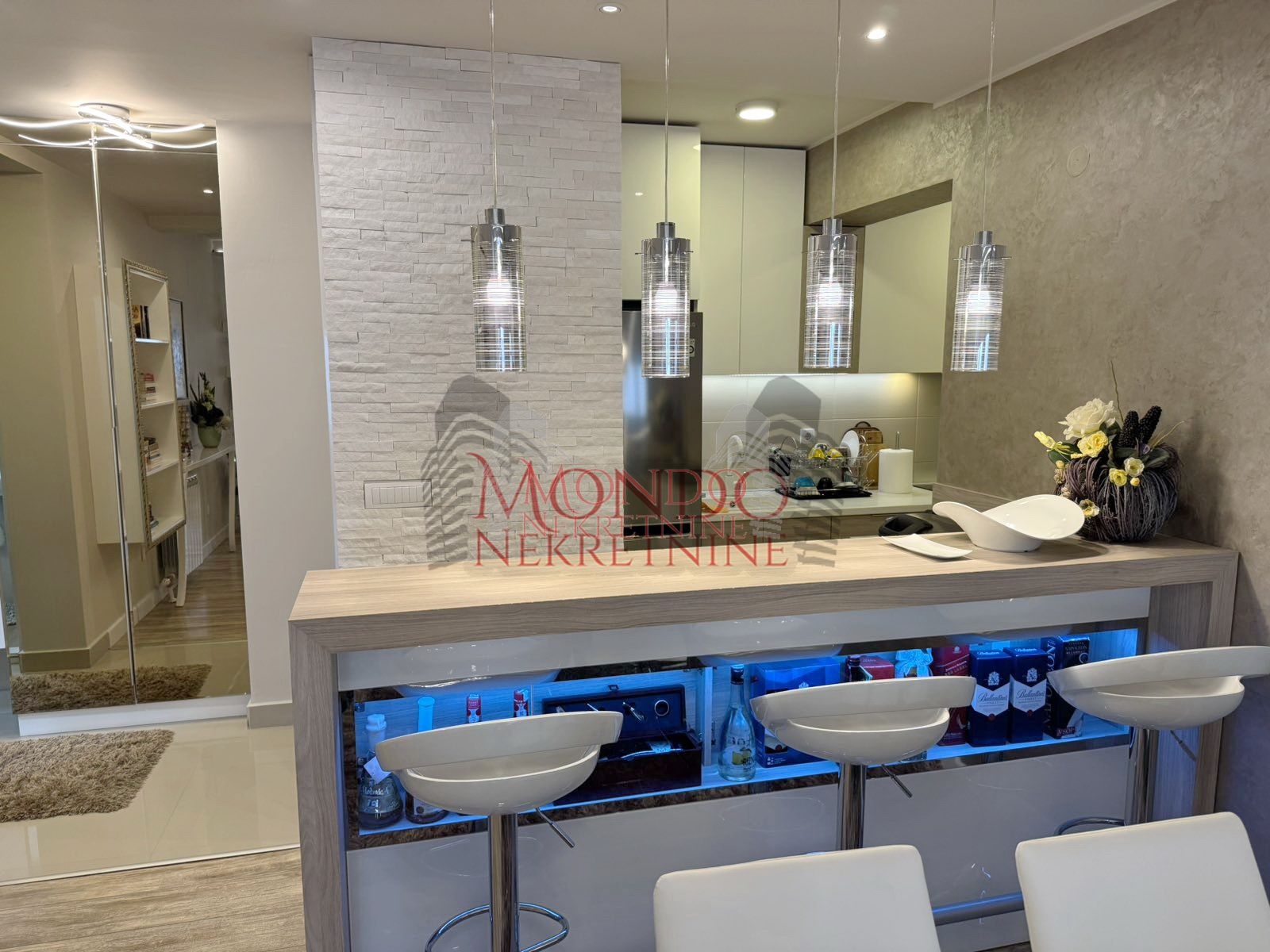 Lux dvoiposoban stan kod Doma Zdravlja, novogradnja, garaza