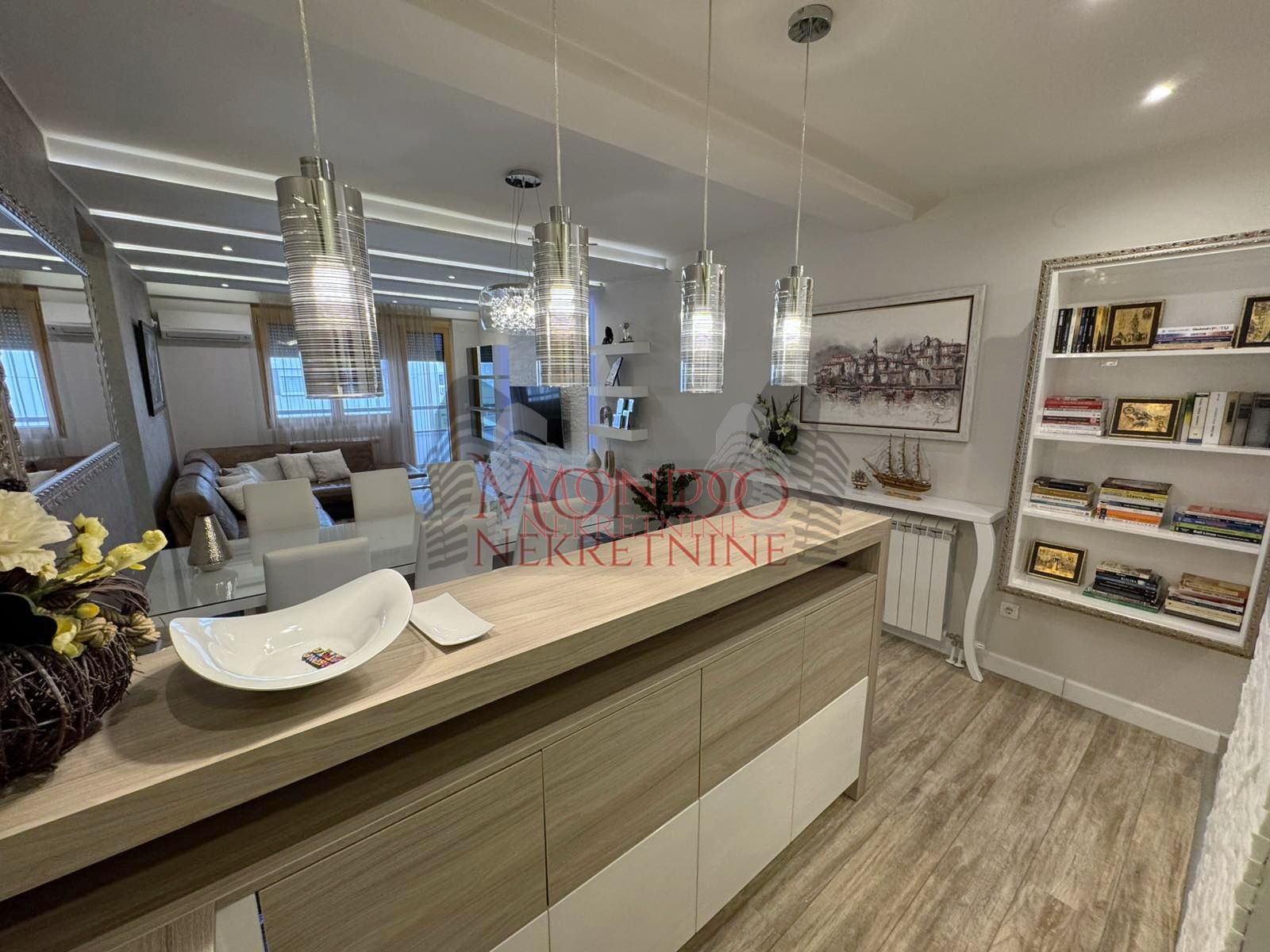 Lux dvoiposoban stan kod Doma Zdravlja, novogradnja, garaza