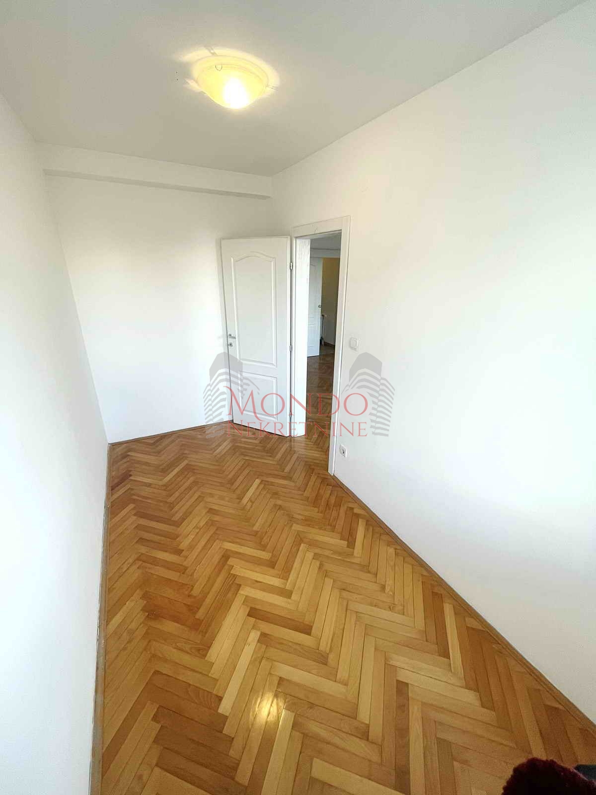 Jednoiposoban stan kao poslovni prostor, c. pevac, Niš