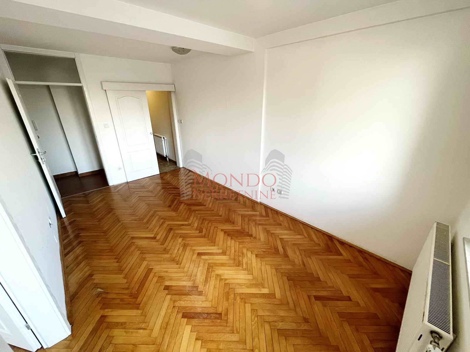 Jednoiposoban nenamešten stan na crvenom pevcu, Niš