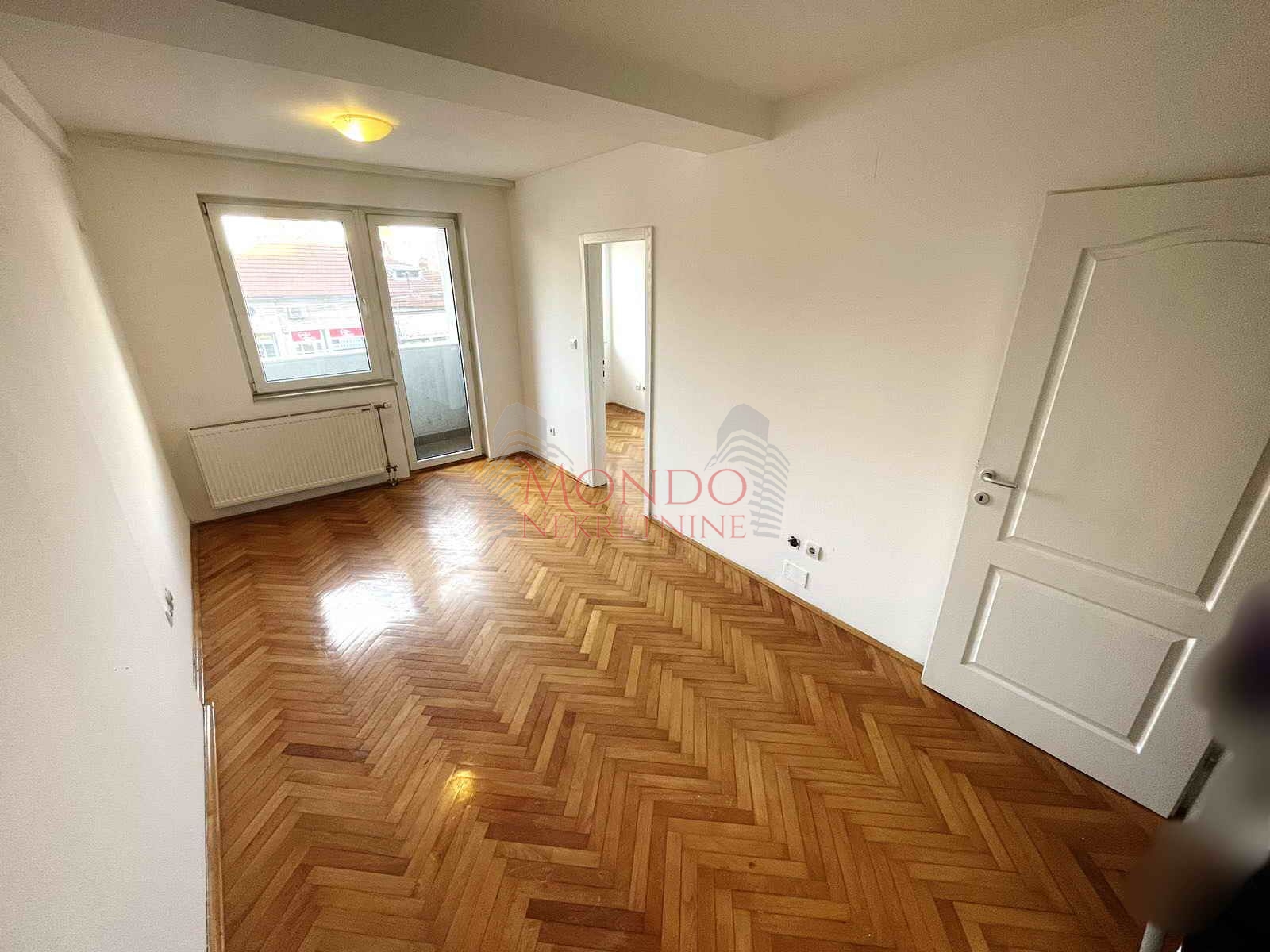 Jednoiposoban nenamešten stan na crvenom pevcu, Niš