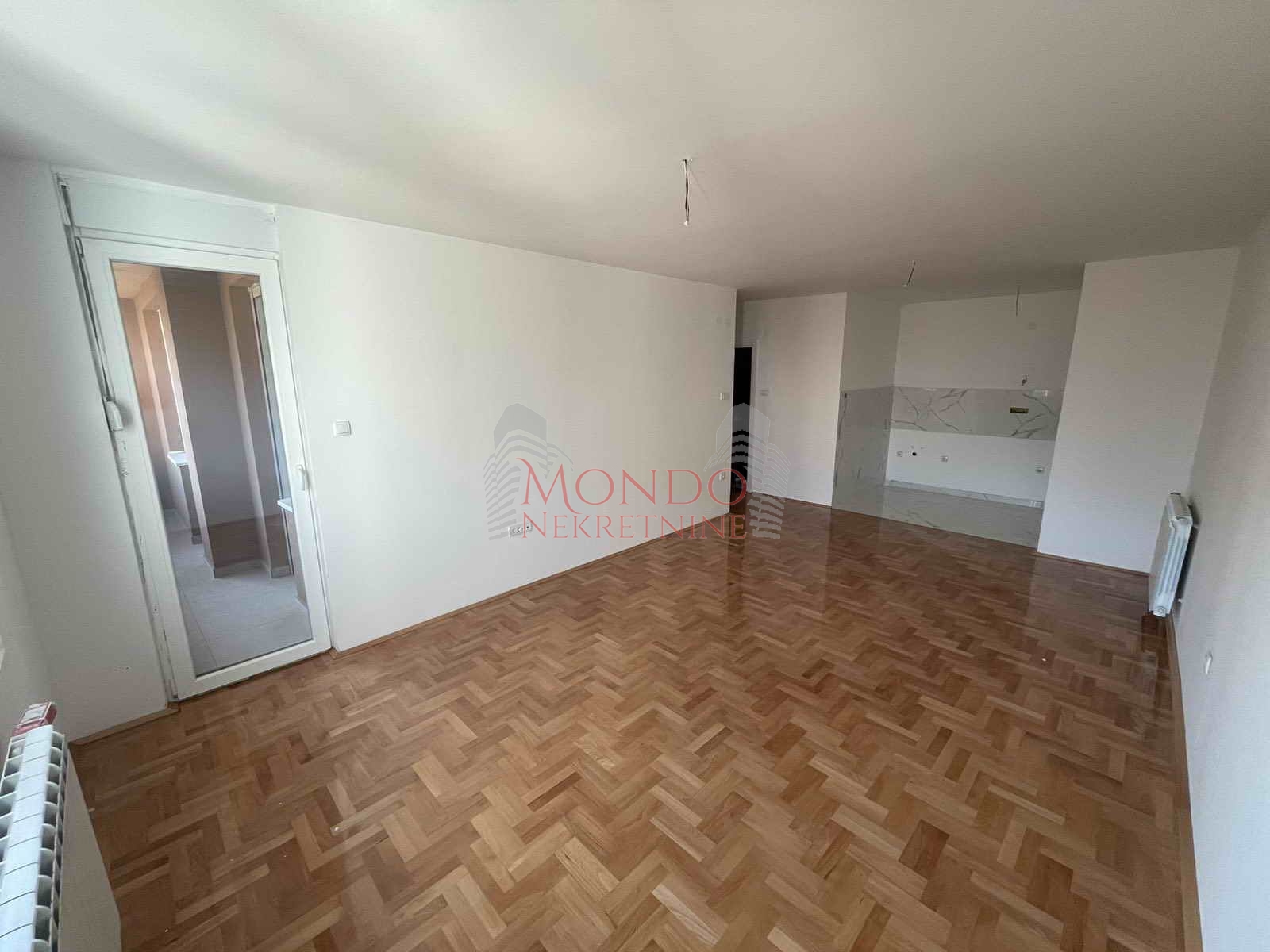 Jednoiposoban nenamešten stan na crvenom pevcu, Niš