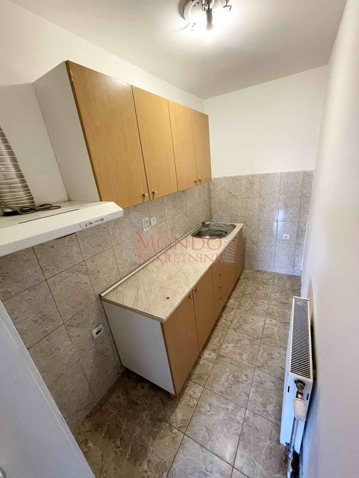 Jednoiposoban nenamešten stan na crvenom pevcu, Niš