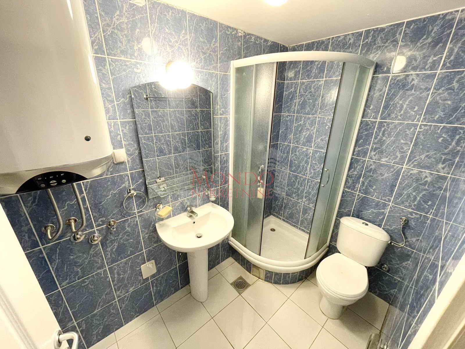 Jednoiposoban nenamešten stan na crvenom pevcu, Niš