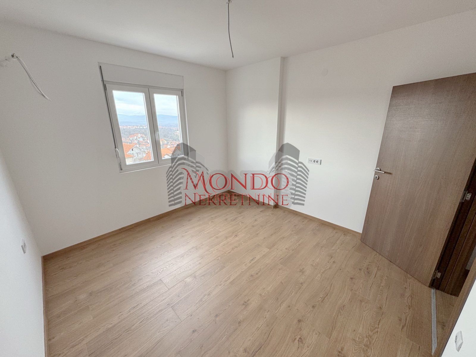 Nov dvoiposoban stan sa parking mestom, novogradnja