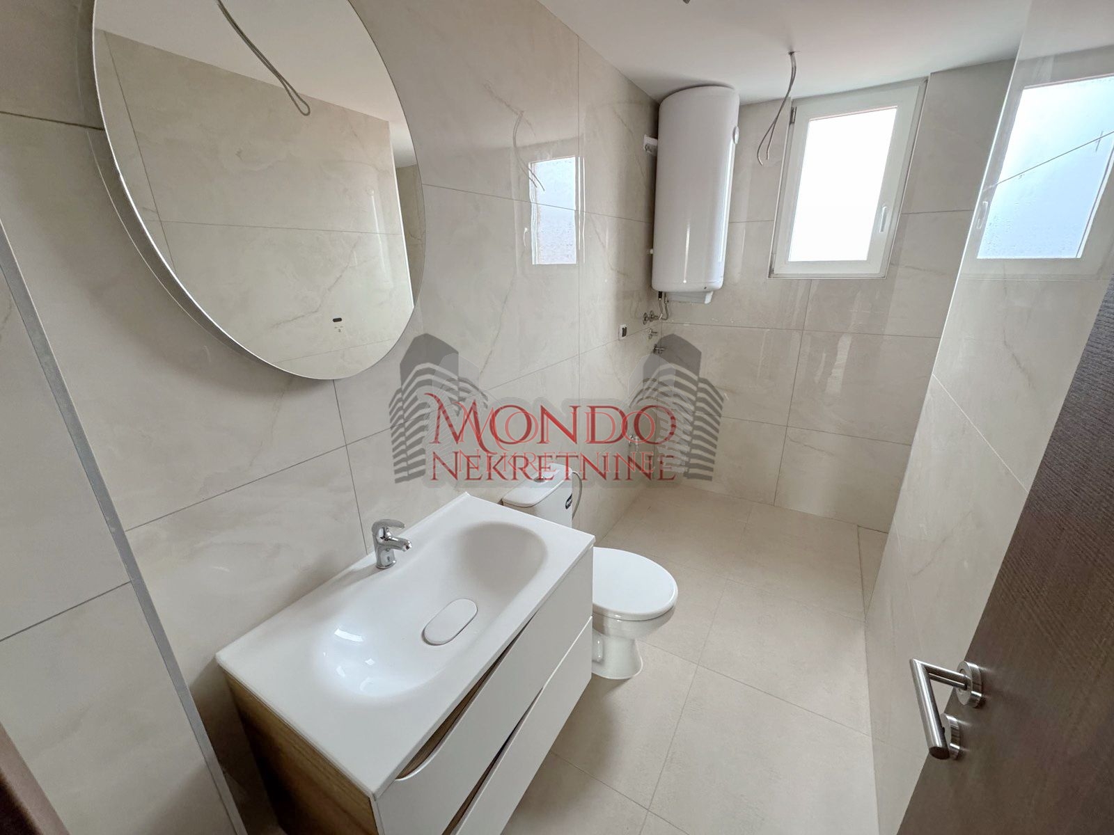 Nov dvoiposoban stan sa parking mestom, novogradnja