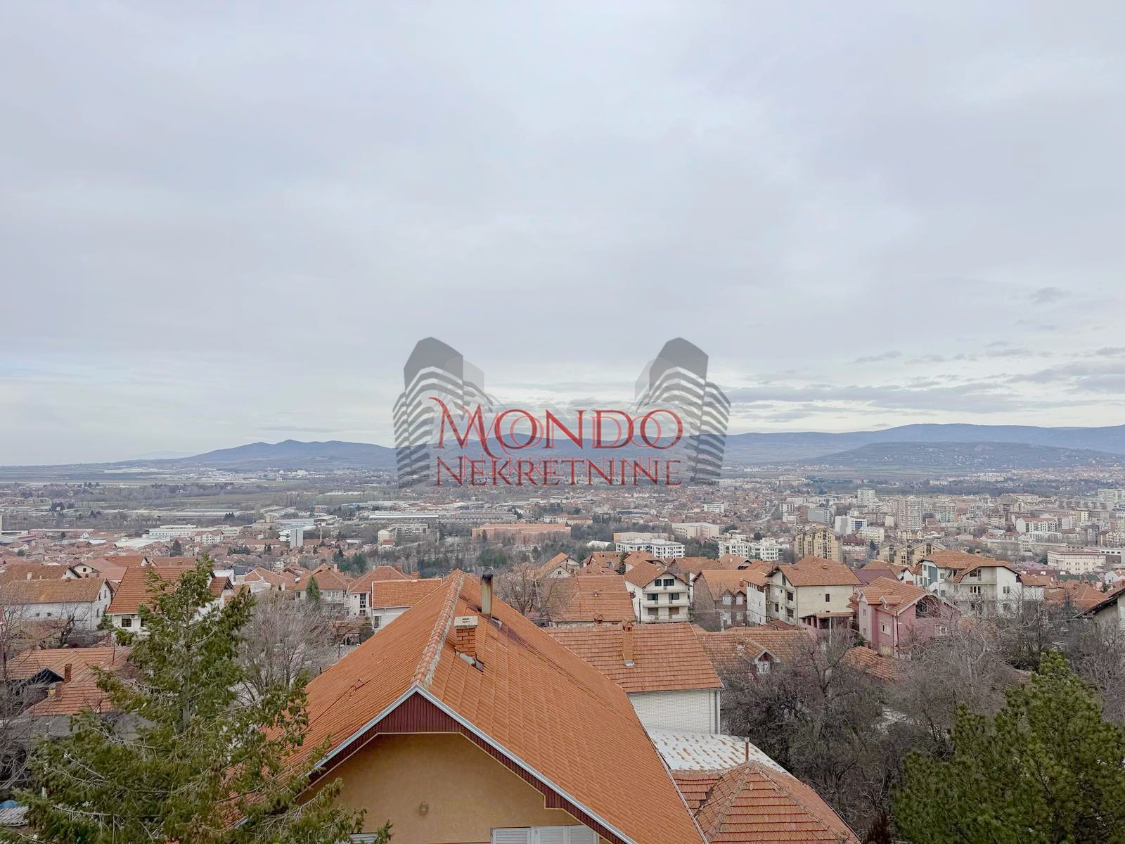 Nov dvoiposoban stan sa parking mestom, novogradnja