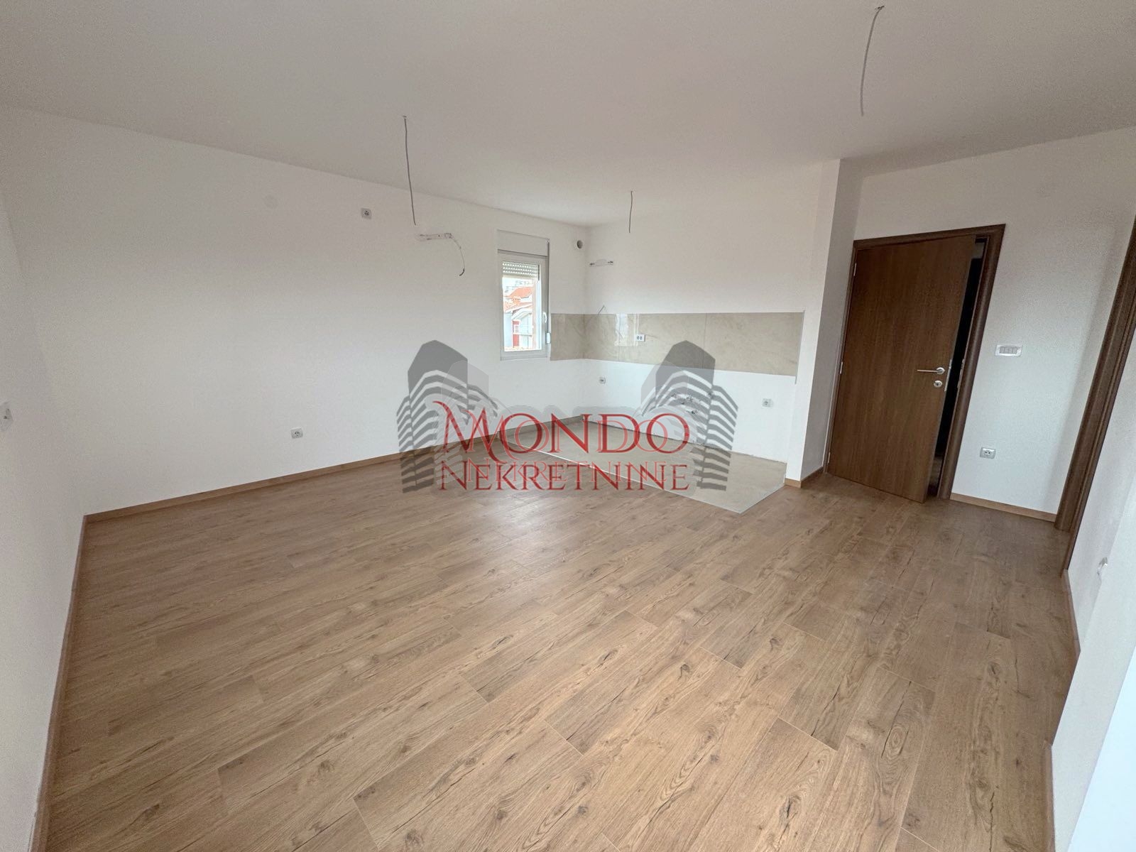 Nov dvoiposoban stan sa parking mestom, novogradnja