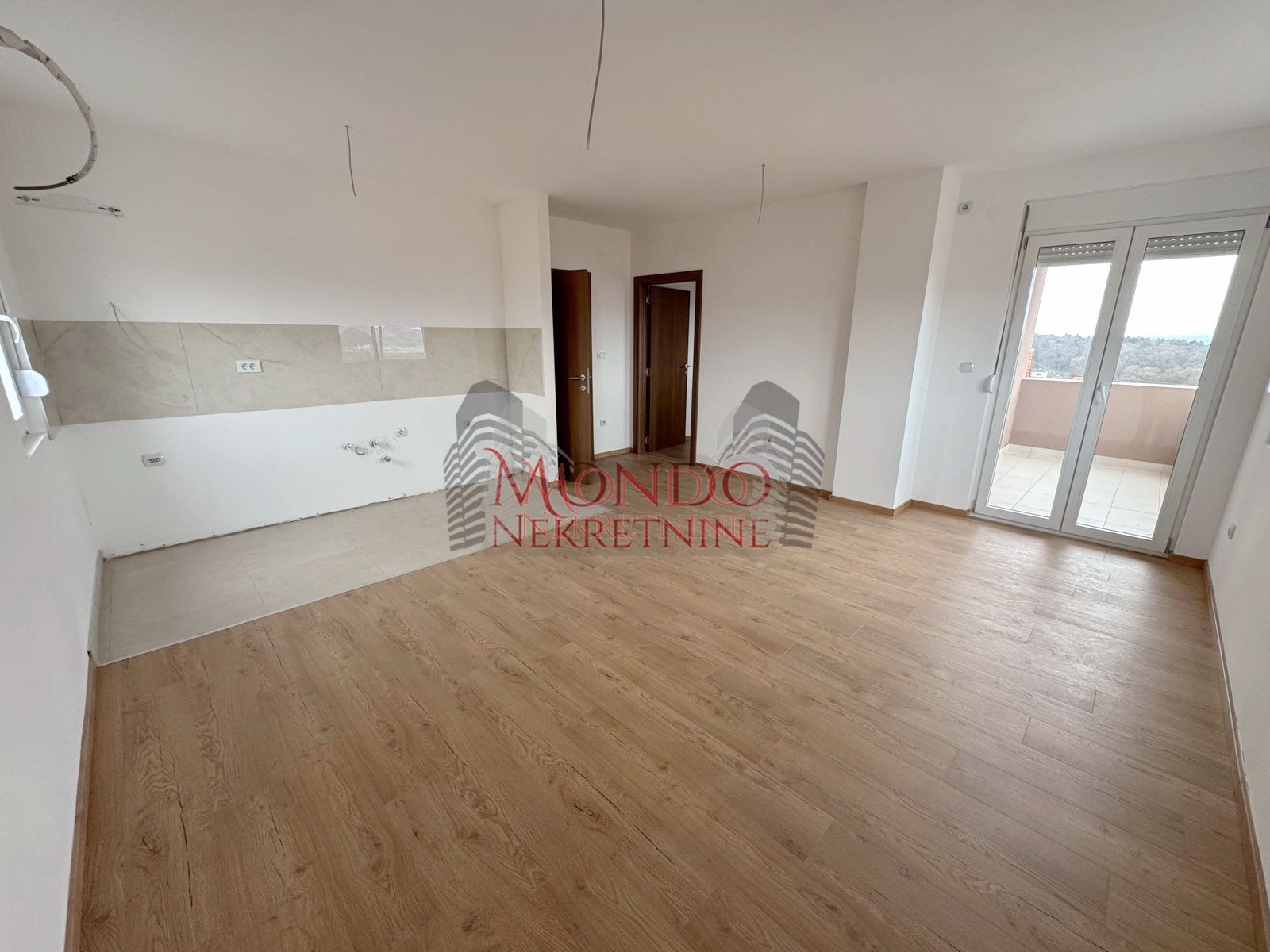 Nov dvoiposoban stan sa parking mestom, novogradnja