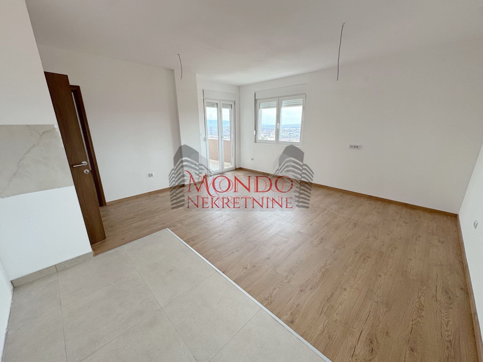 Nov dvoiposoban stan sa parking mestom, novogradnja