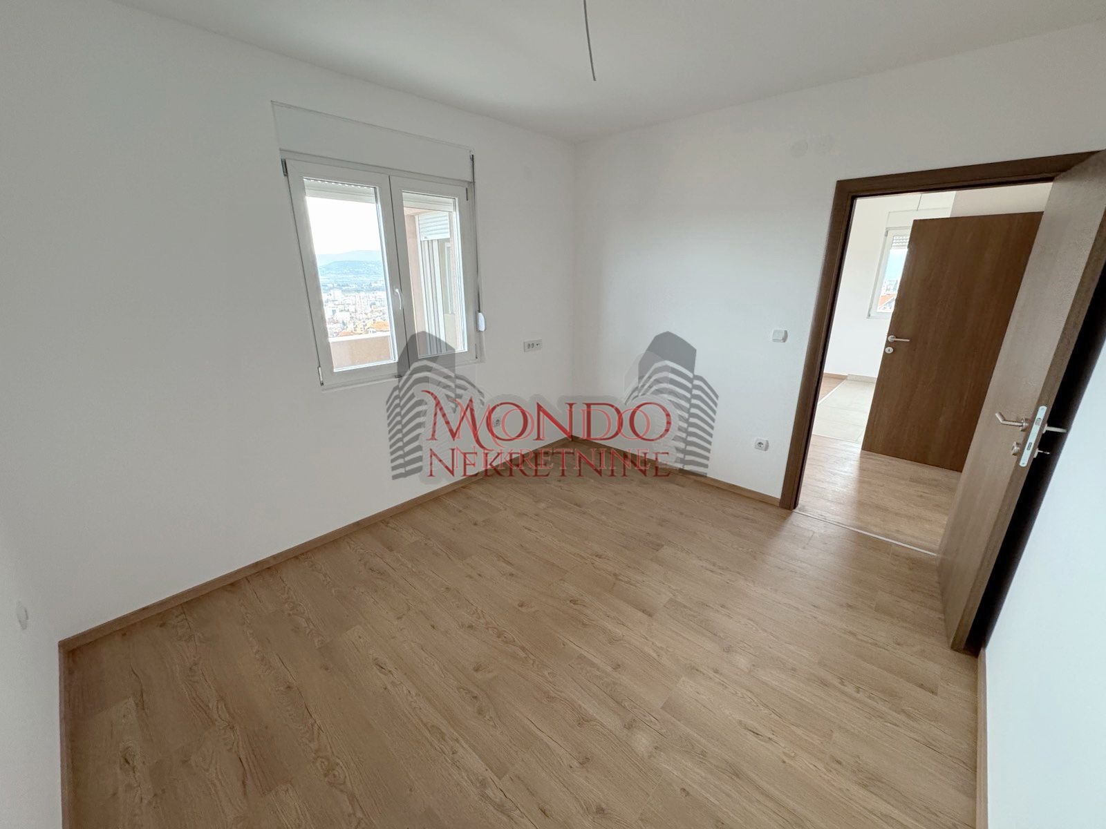 Nov dvoiposoban stan sa parking mestom, novogradnja