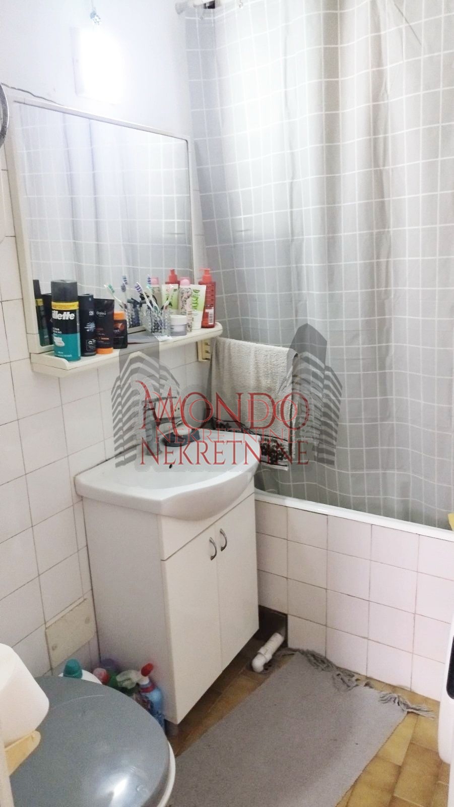 Prodaje se četvorosoban vojni stan na Trošarini