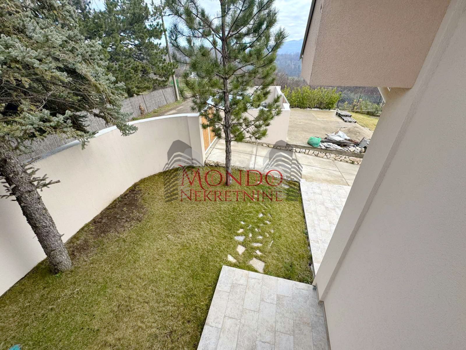 Nova kuca sa bazenom, naselje put za Donje Vlase