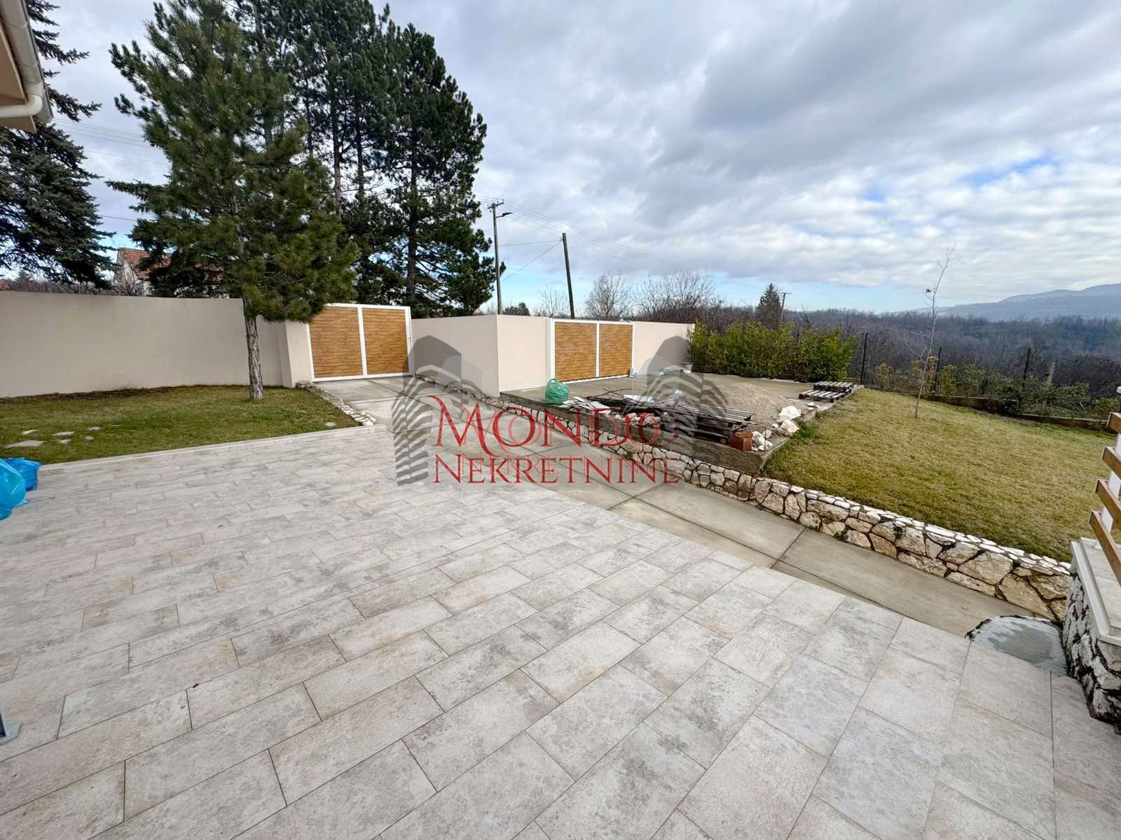 Nova kuca sa bazenom, naselje put za Donje Vlase