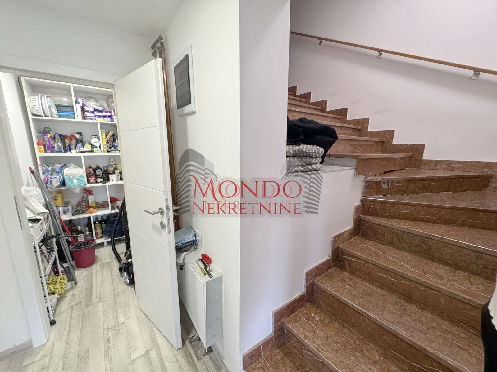 Nova kuca sa bazenom, naselje put za Donje Vlase