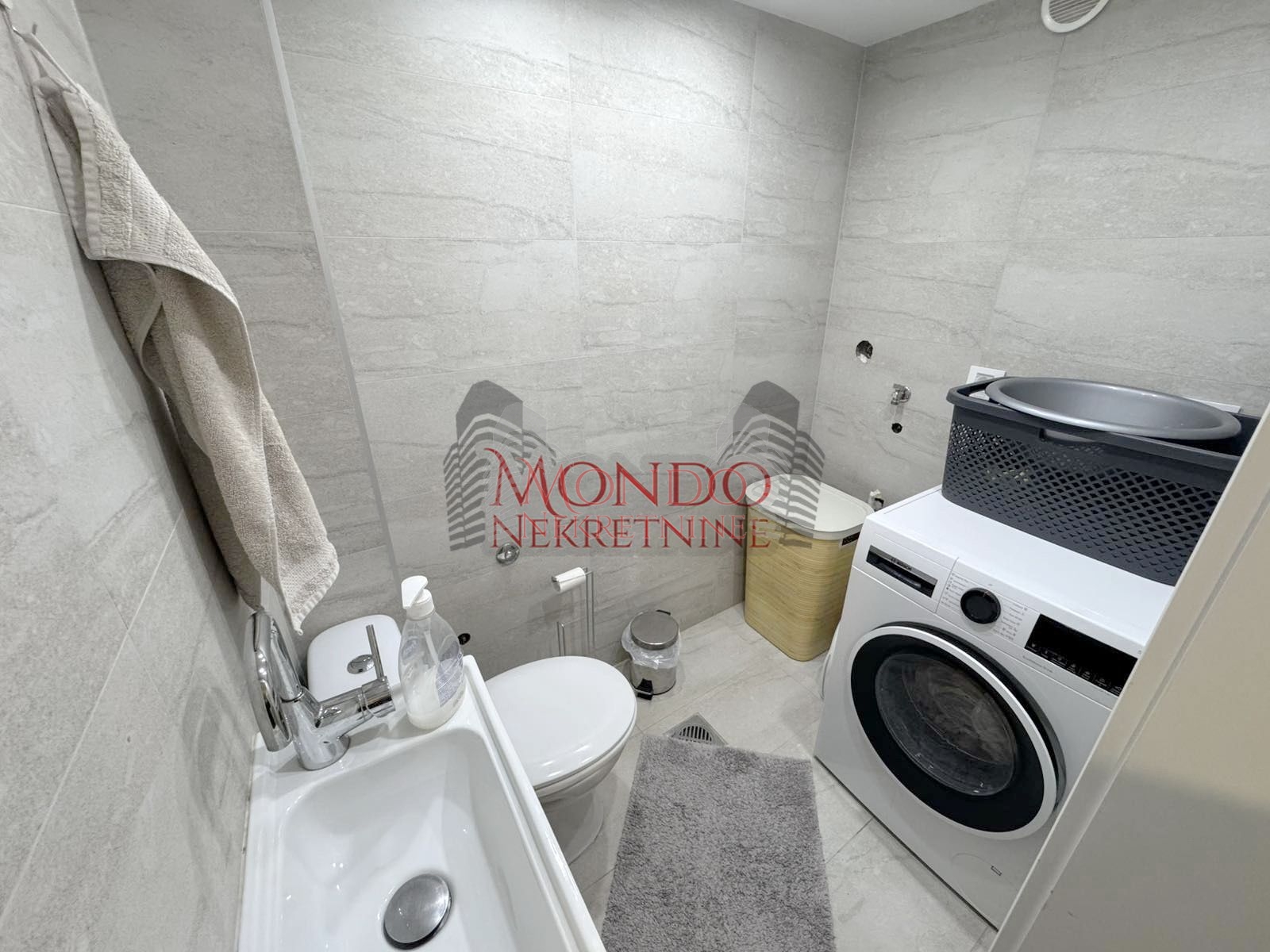 Nova kuca sa bazenom, naselje put za Donje Vlase