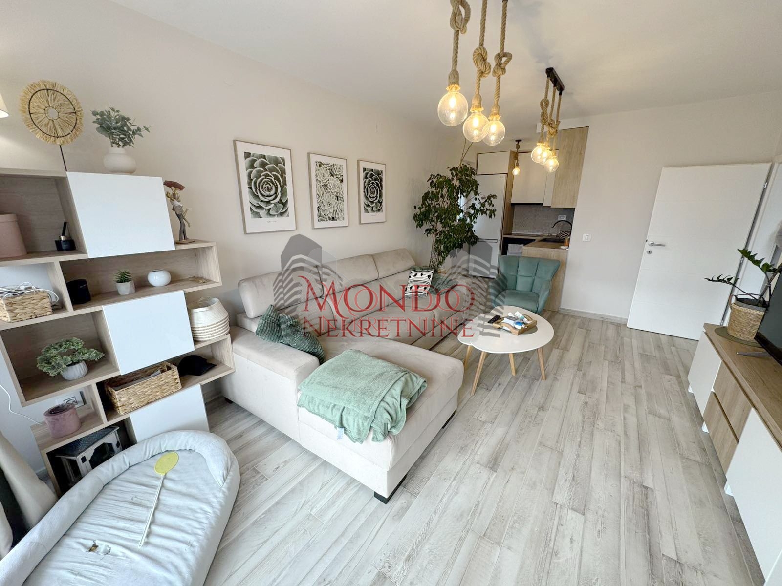 Nova kuca sa bazenom, naselje put za Donje Vlase