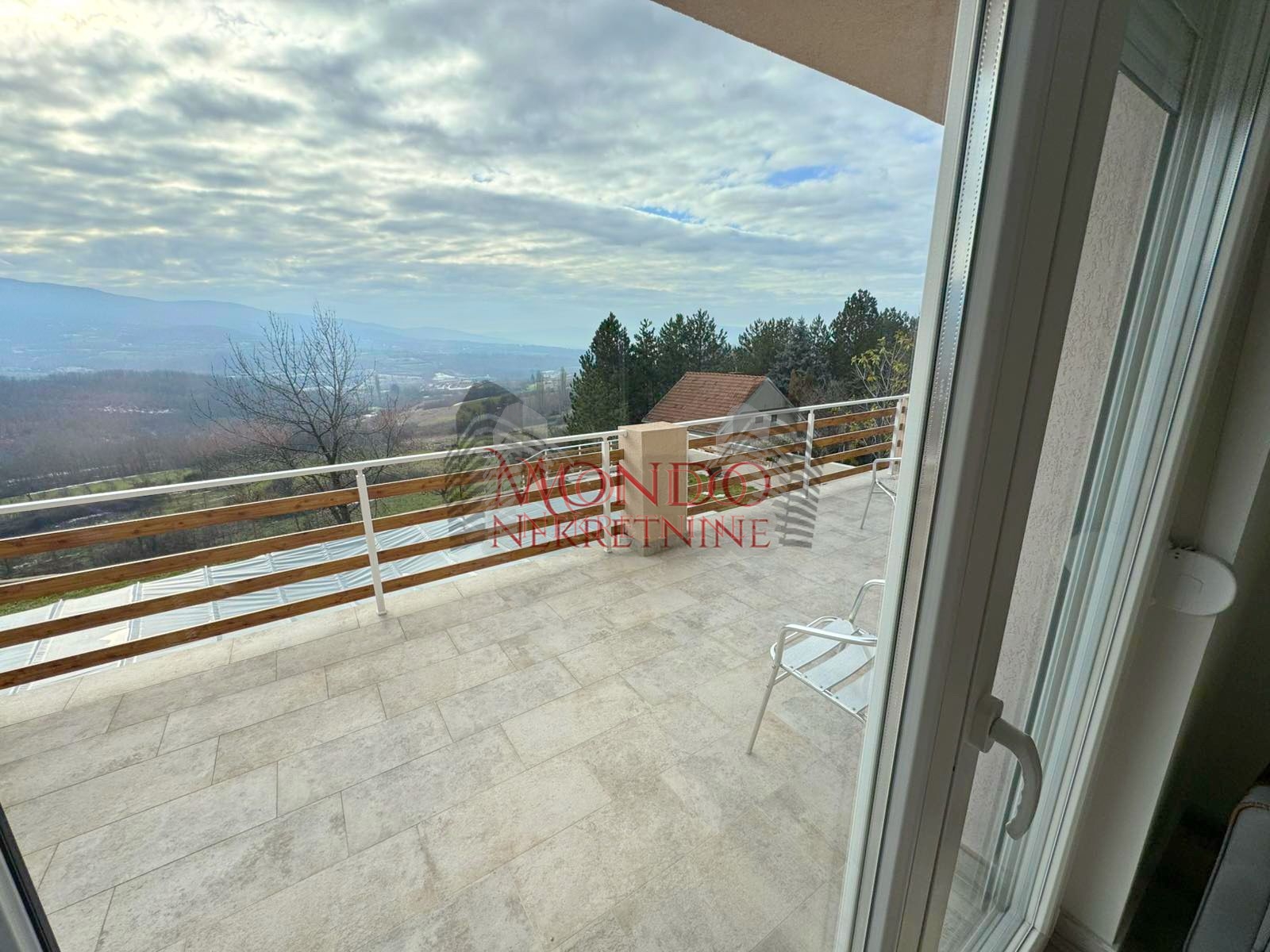 Nova kuca sa bazenom, naselje put za Donje Vlase