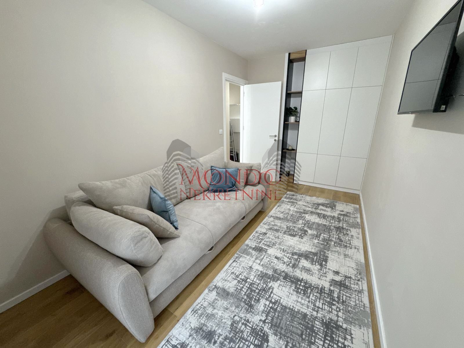 Nov jednoiposoban stan na Bulevaru Nemanjica iza Zone III