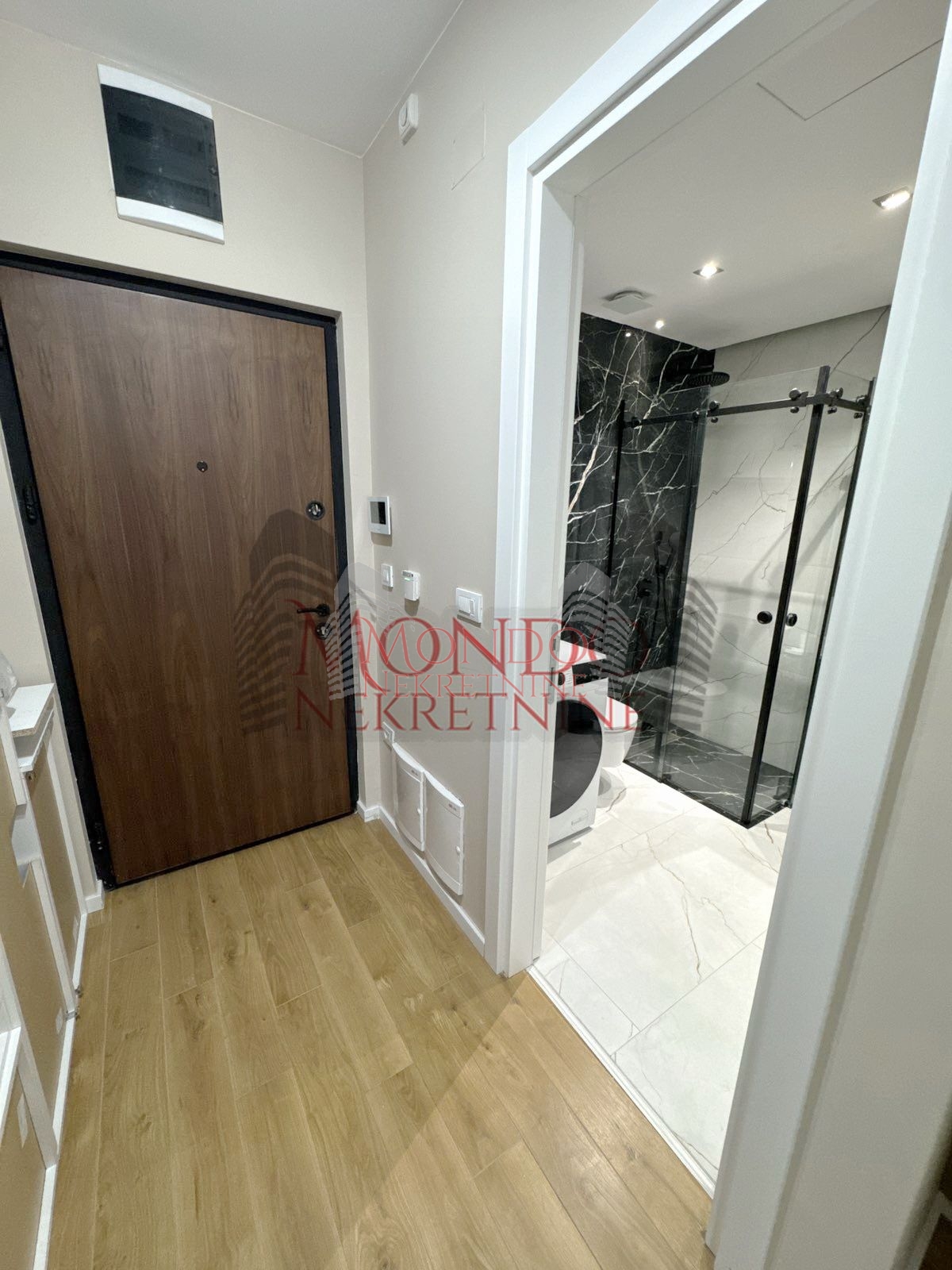 Nov jednoiposoban stan na Bulevaru Nemanjica iza Zone III