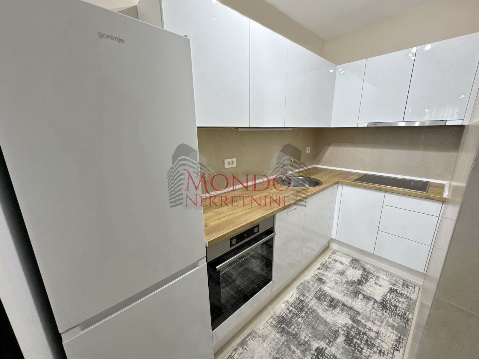 Nov jednoiposoban stan na Bulevaru Nemanjica iza Zone III