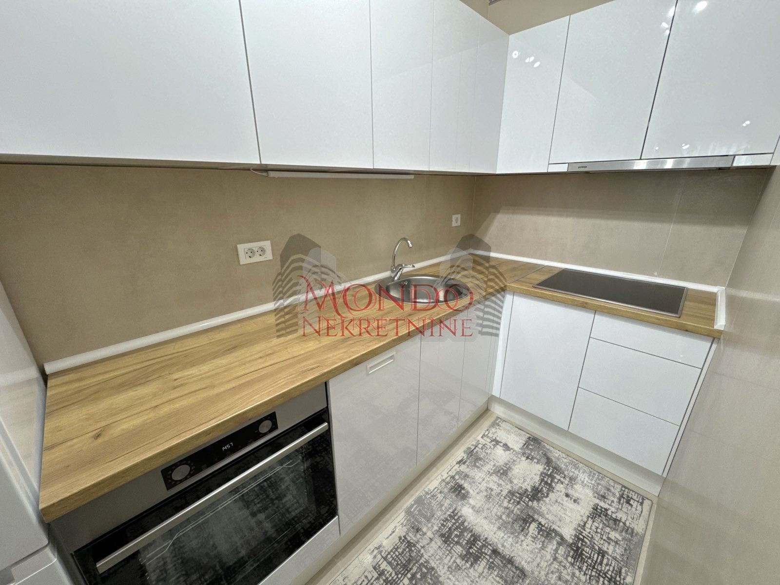 Nov jednoiposoban stan na Bulevaru Nemanjica iza Zone III