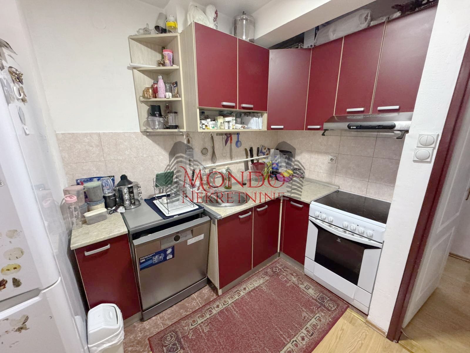 Trosoban stan na Panteleju kod Beni marketa,ul Studenicka, parking