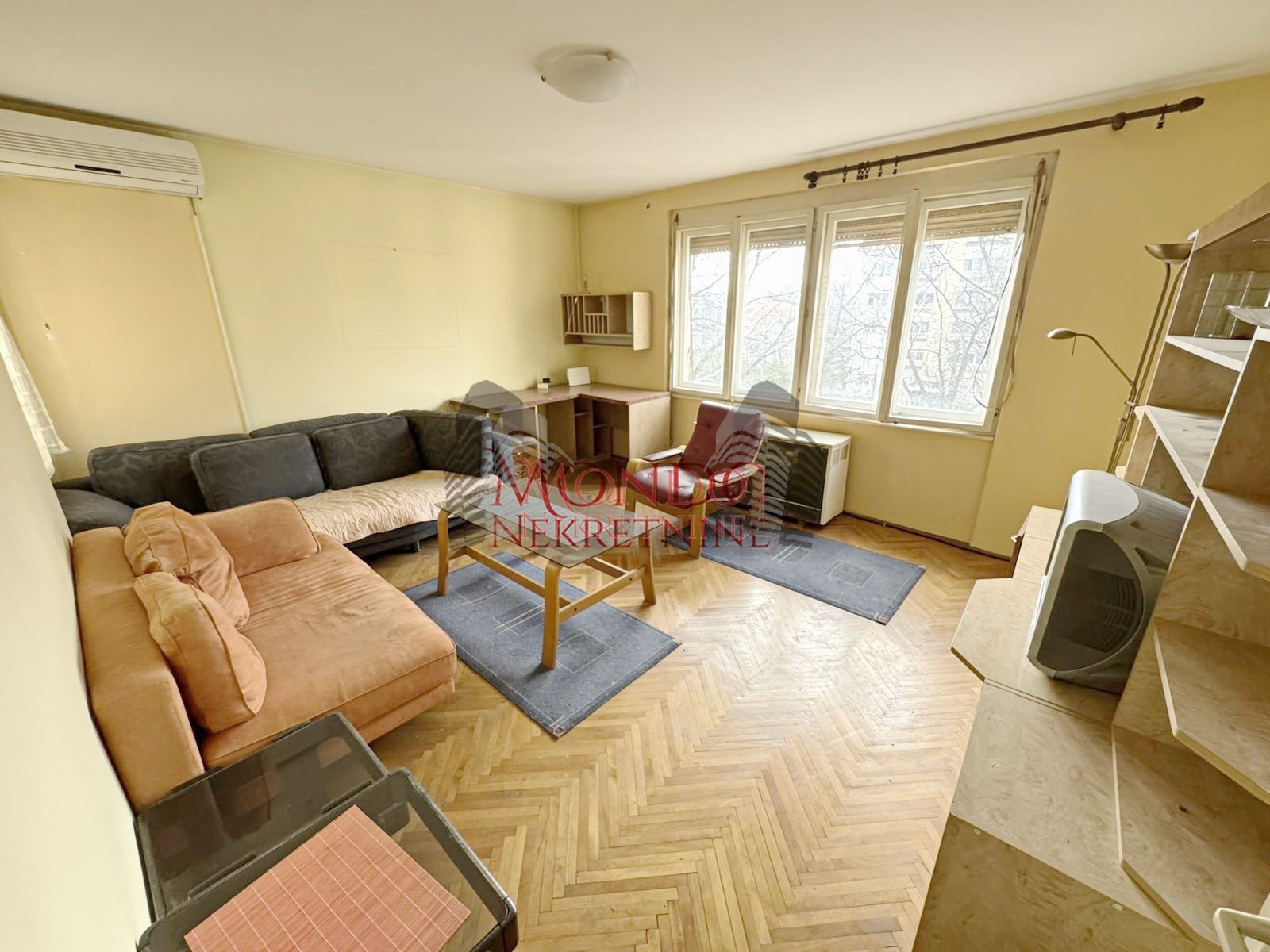 Dvosoban stan u Durlanu preko puta pijace