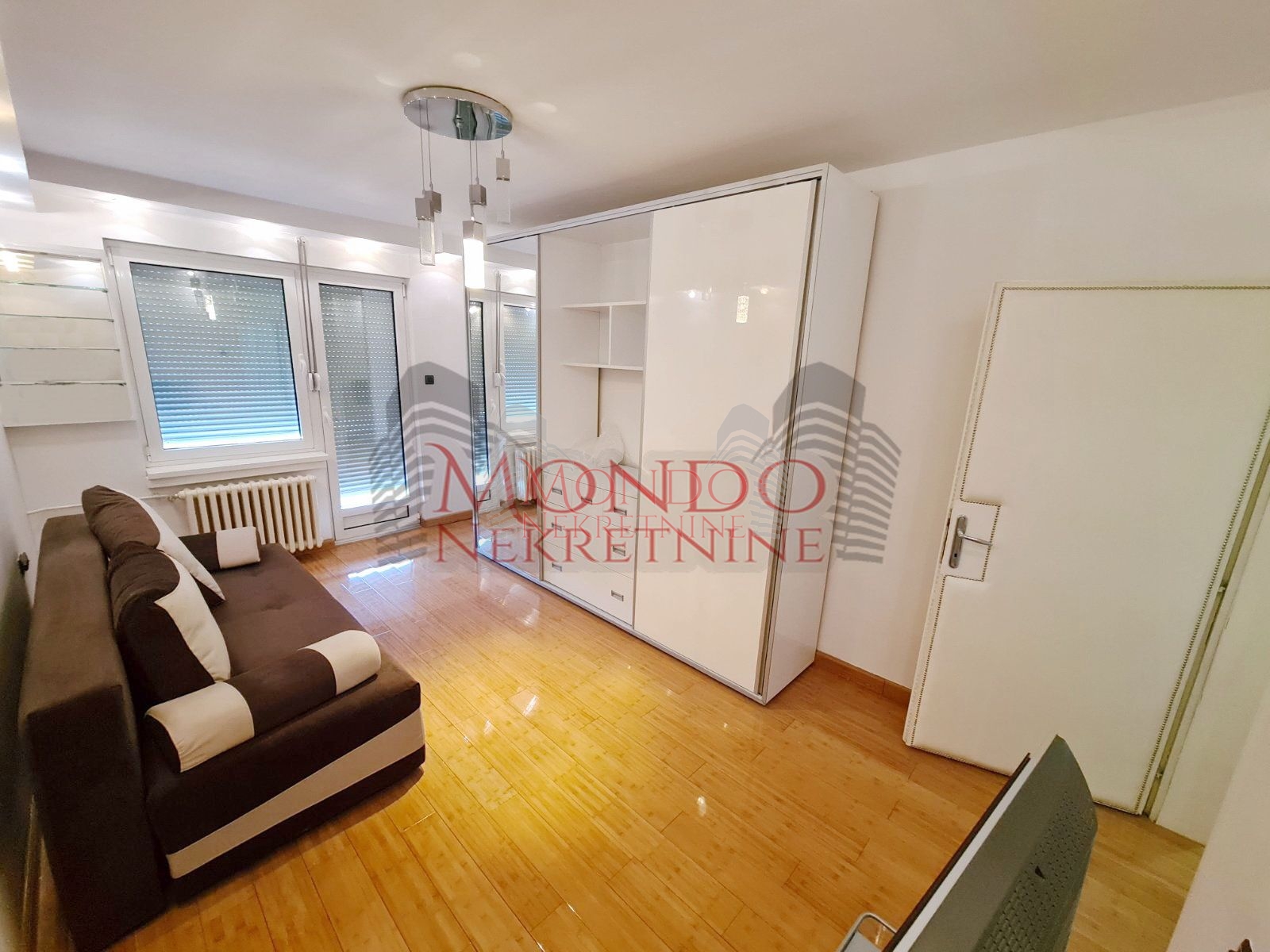 Cetvorosoban stan preko puta Pravnog i Ekonomskog fakulteta