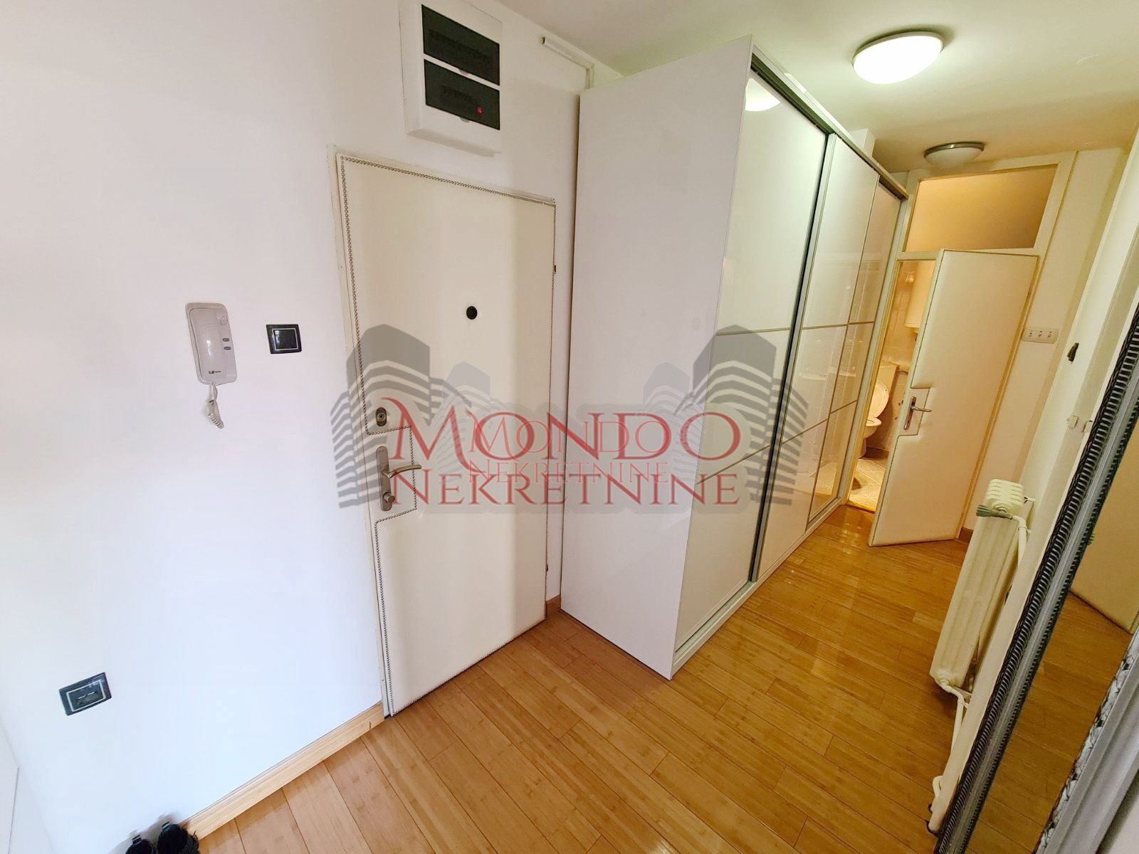 Cetvorosoban stan preko puta Pravnog i Ekonomskog fakulteta