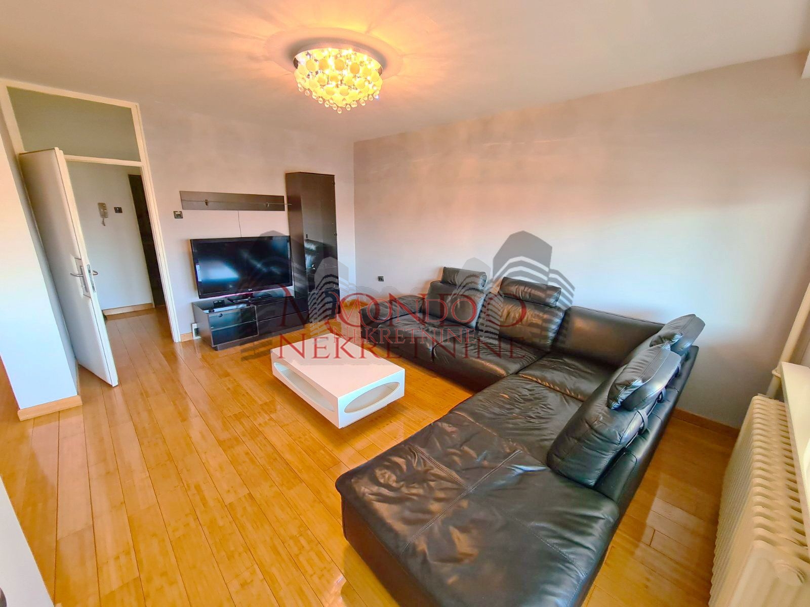 Cetvorosoban stan preko puta Pravnog i Ekonomskog fakulteta