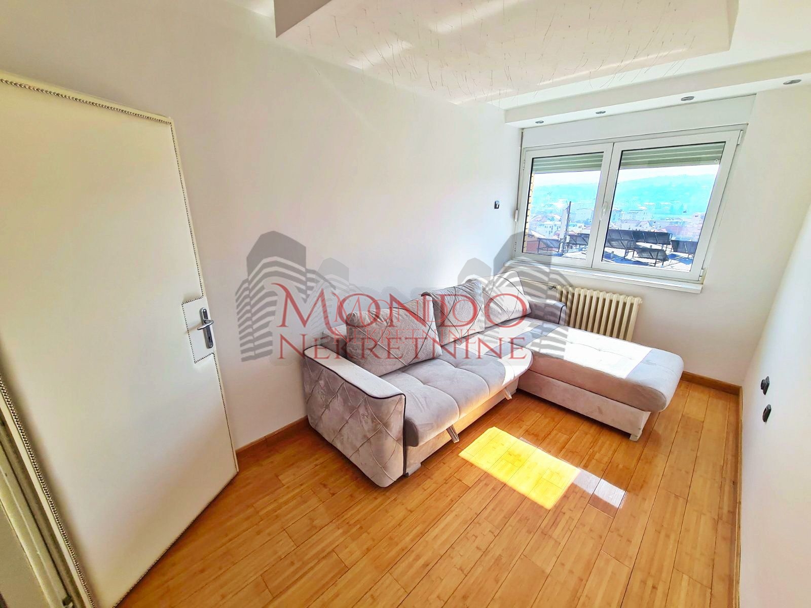 Cetvorosoban stan preko puta Pravnog i Ekonomskog fakulteta