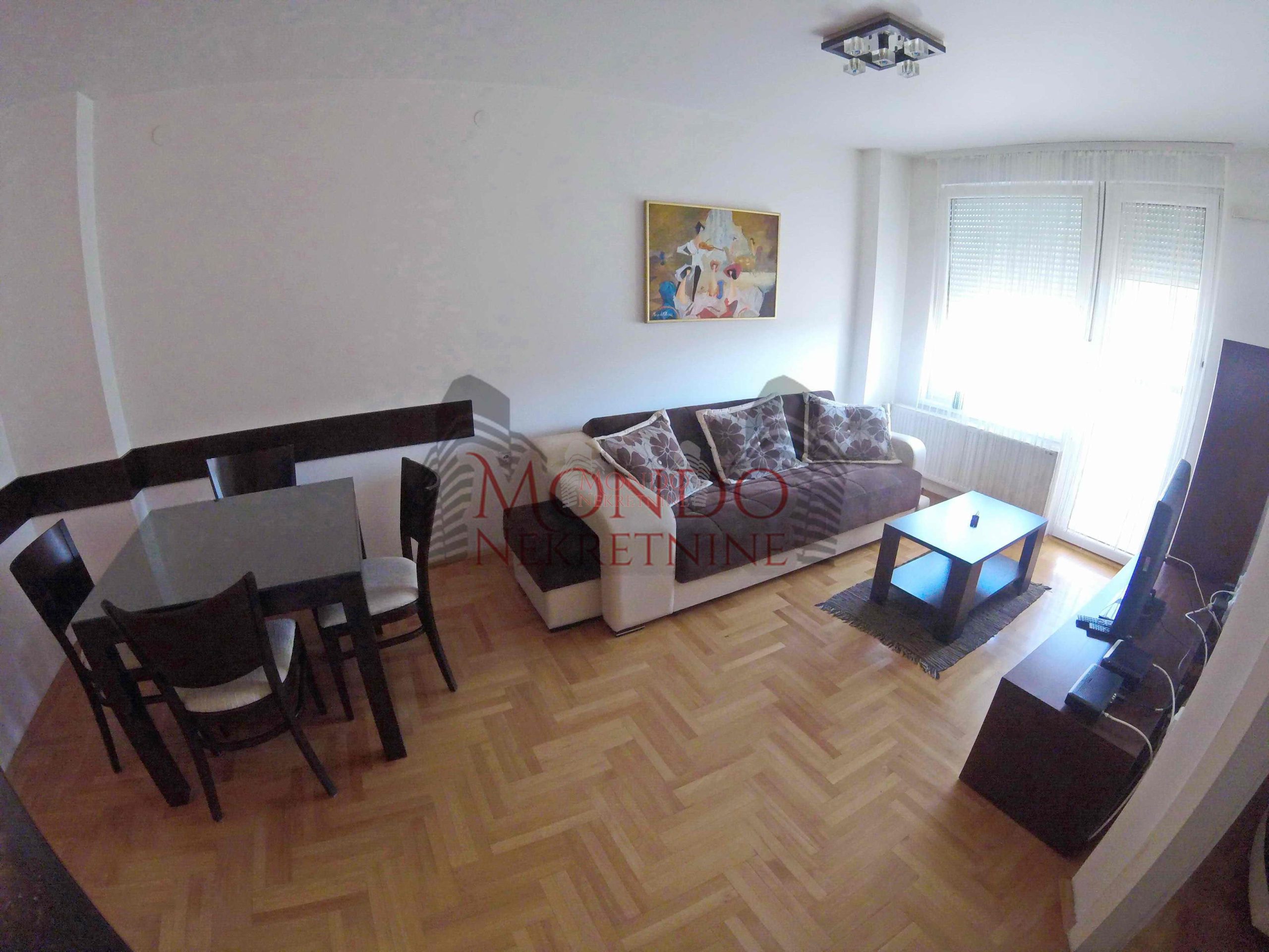 Izdaje se jednoiposoban stan na keju u novoj zgradi, parking u garazi