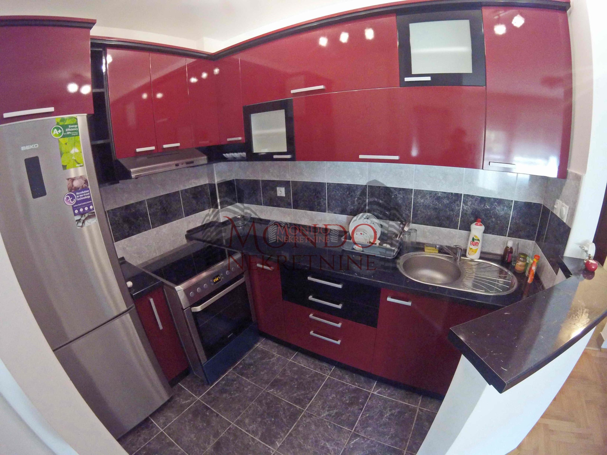 Izdaje se jednoiposoban stan na keju u novoj zgradi, parking u garazi