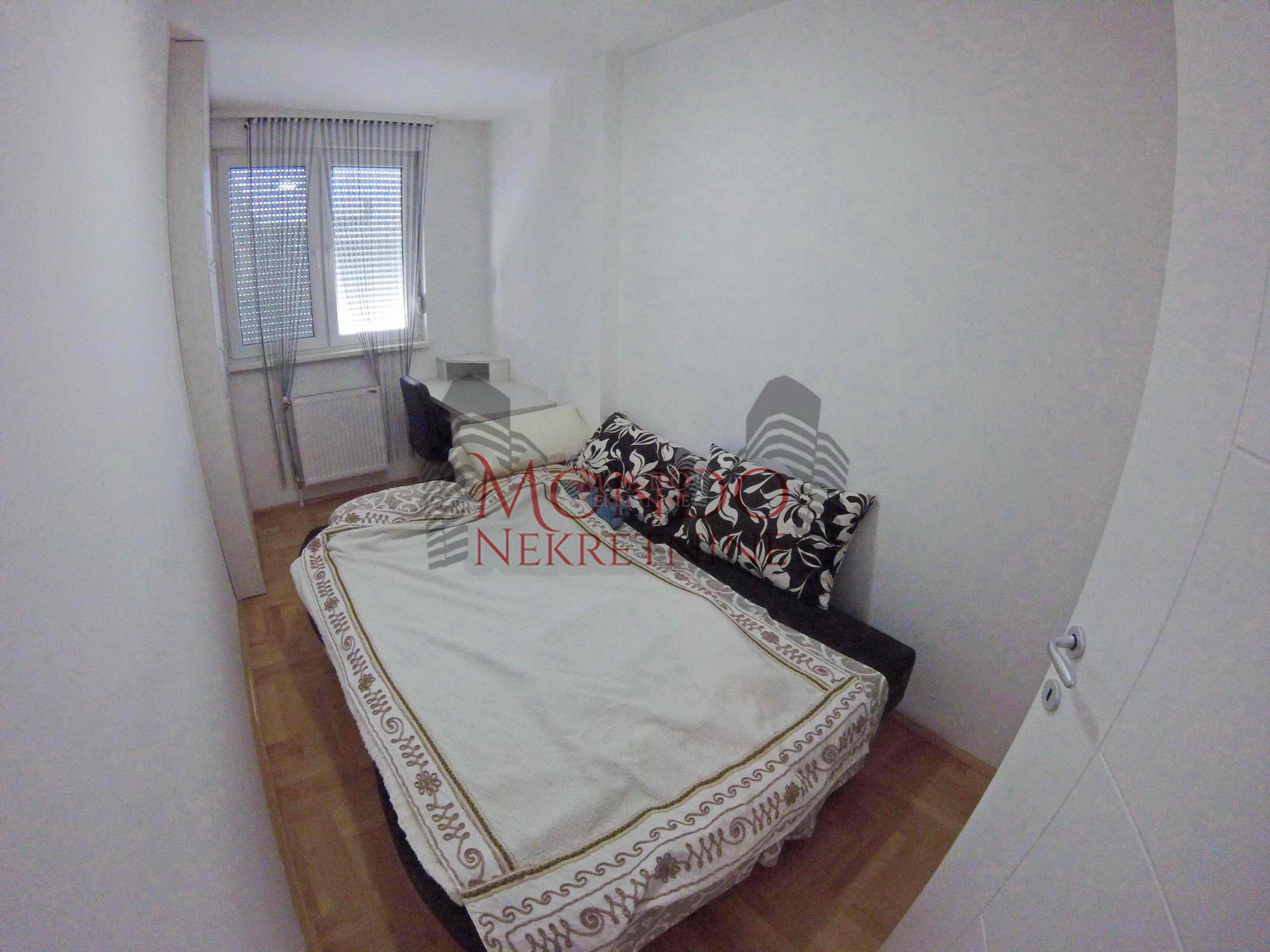 Izdaje se jednoiposoban stan na keju u novoj zgradi, parking u garazi