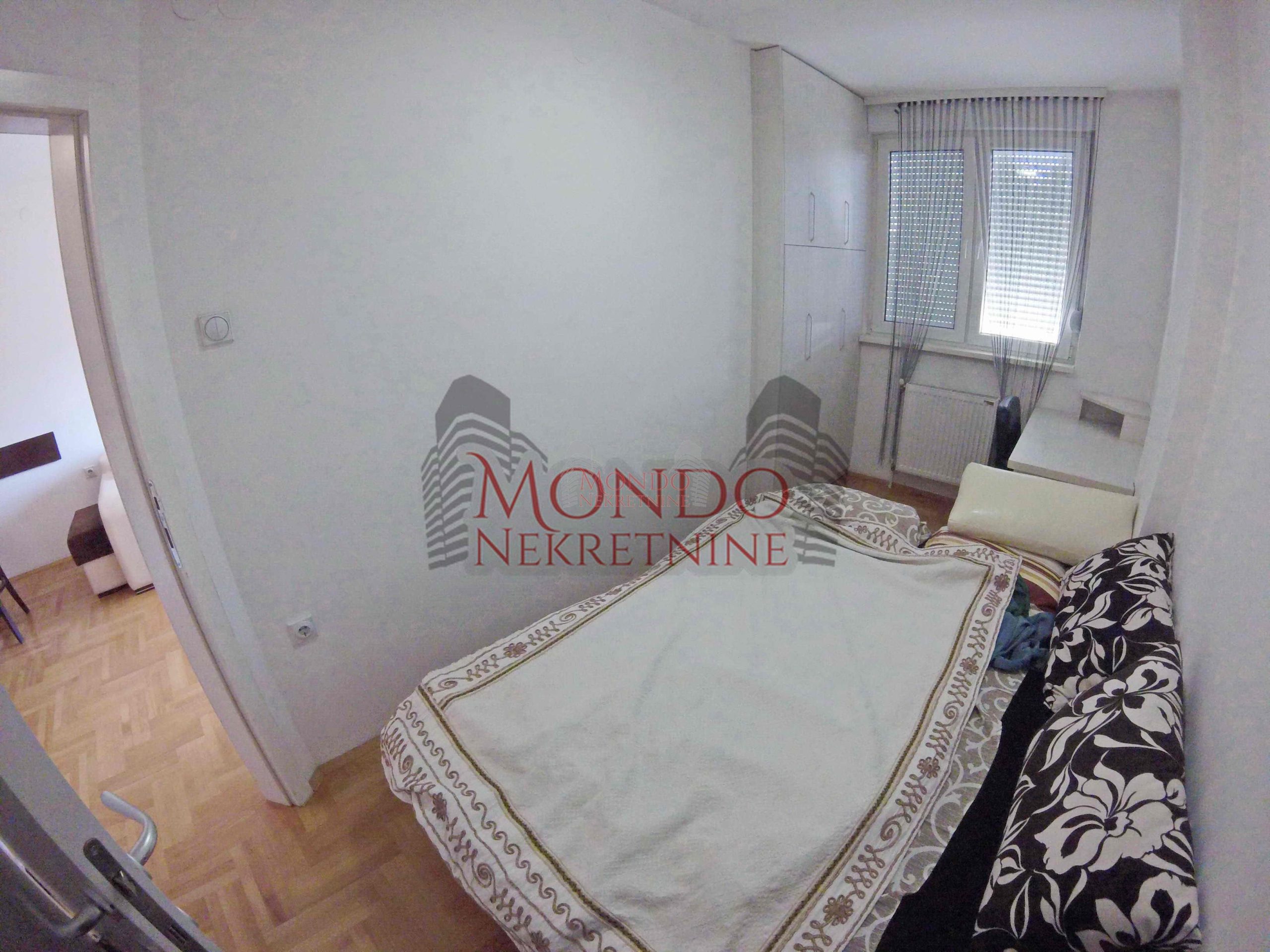 Izdaje se jednoiposoban stan na keju u novoj zgradi, parking u garazi