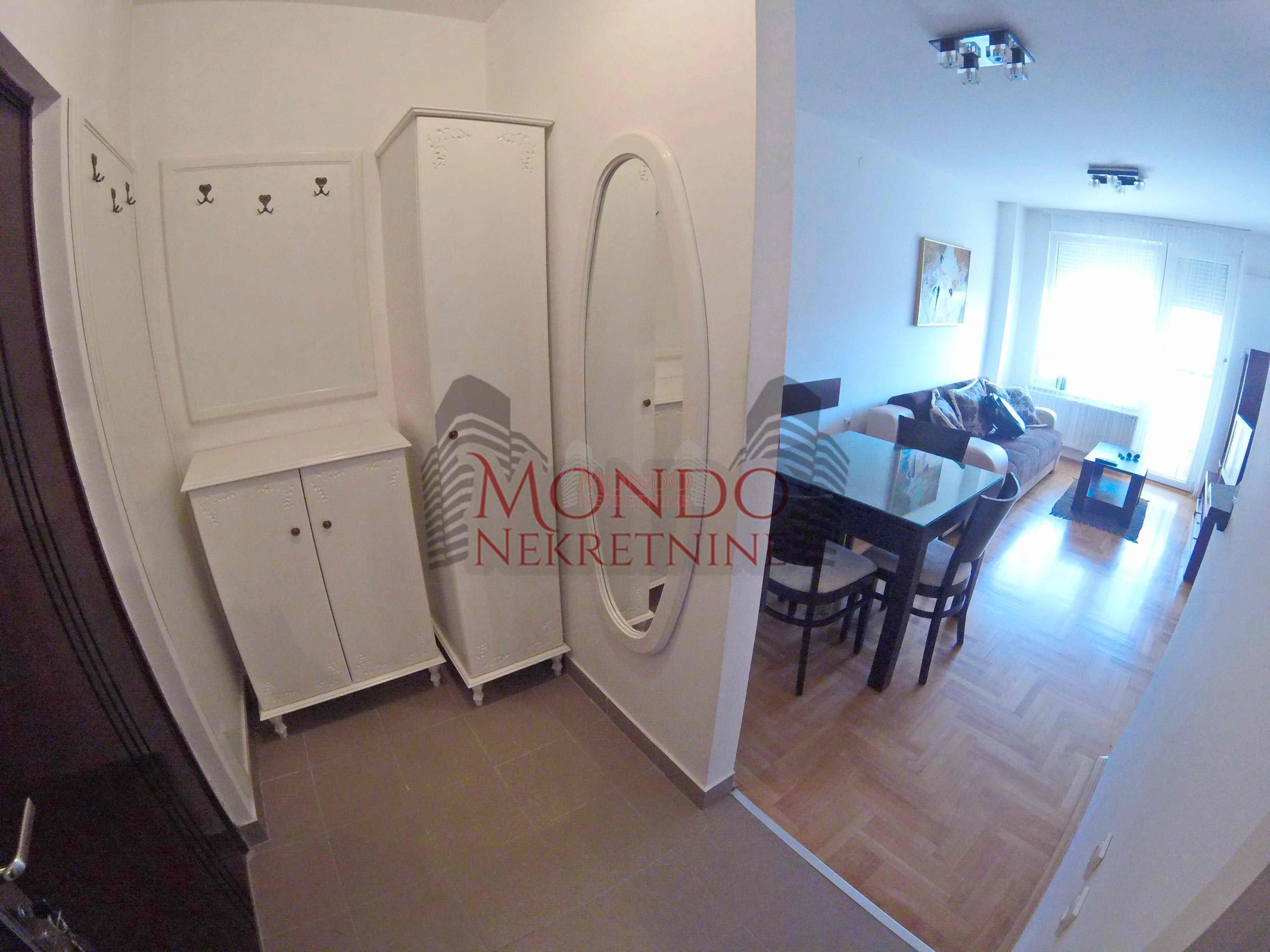 Izdaje se jednoiposoban stan na keju u novoj zgradi, parking u garazi