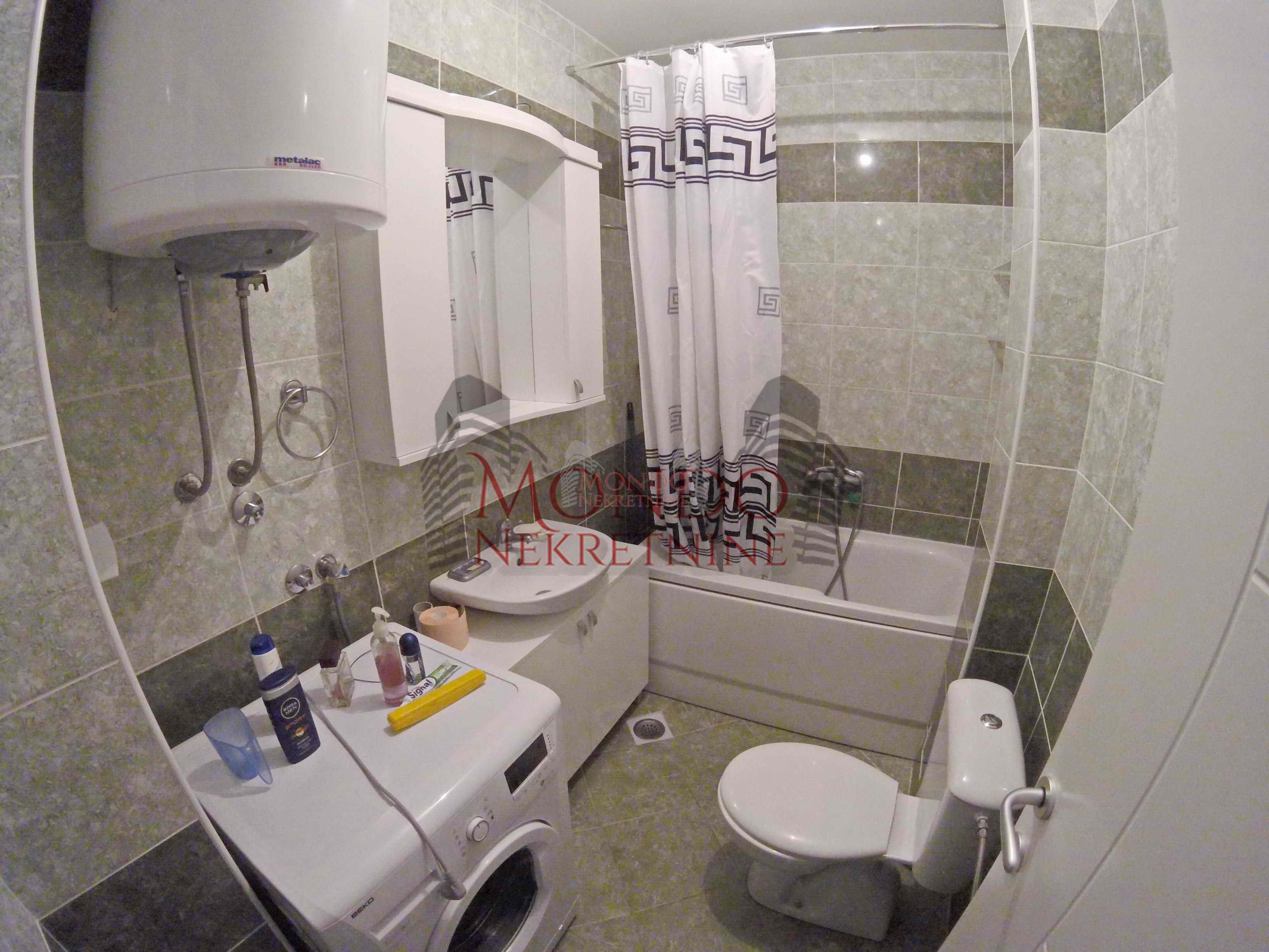 Izdaje se jednoiposoban stan na keju u novoj zgradi, parking u garazi