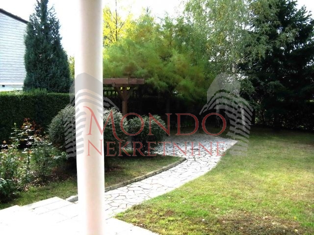 Izdaje se odlicna kuca sa dvoristem u jako mirnom kraju grada na Panteleju iznad Jagodin male.