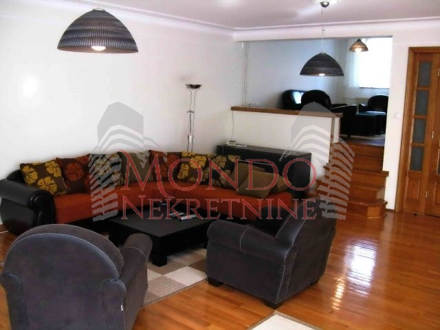 Izdaje se odlicna kuca sa dvoristem u jako mirnom kraju grada na Panteleju iznad Jagodin male.