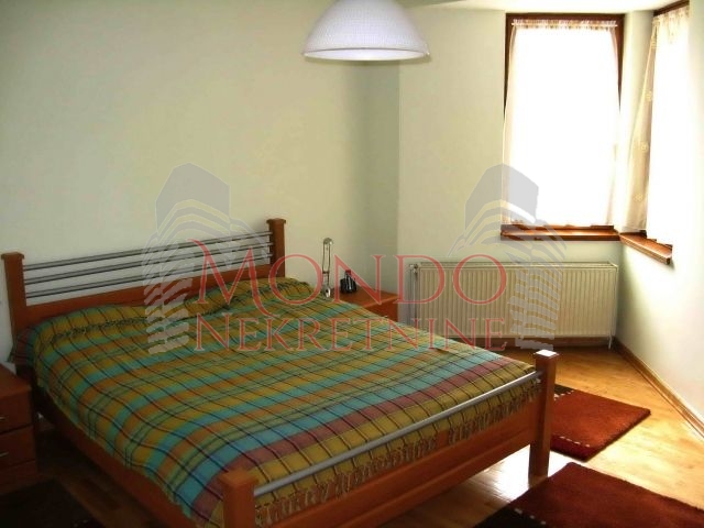 Izdaje se odlicna kuca sa dvoristem u jako mirnom kraju grada na Panteleju iznad Jagodin male.