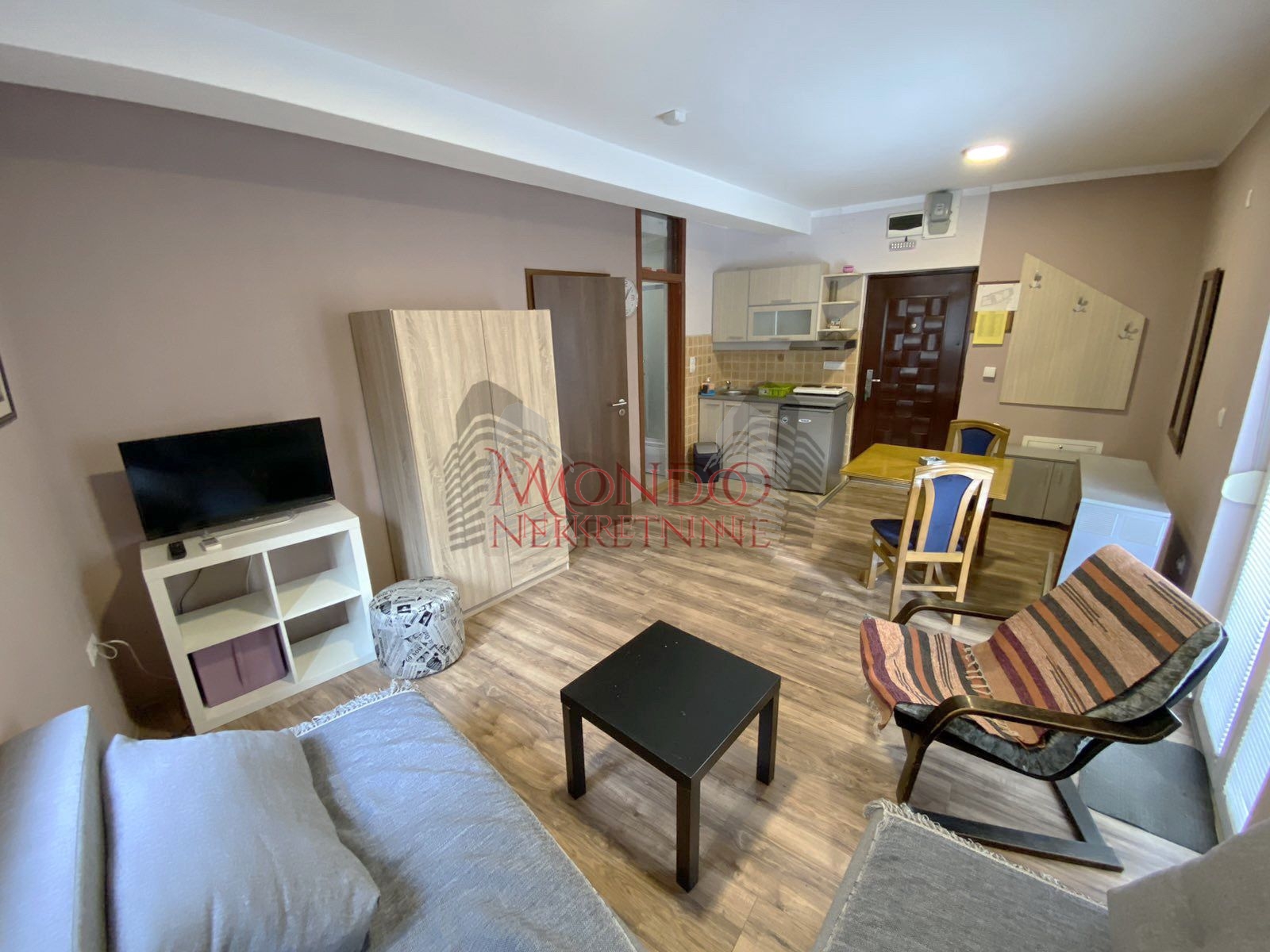 Izdaje se jednoiposoban stan kod Filozofskog fakulteta, ul.Prvomajska